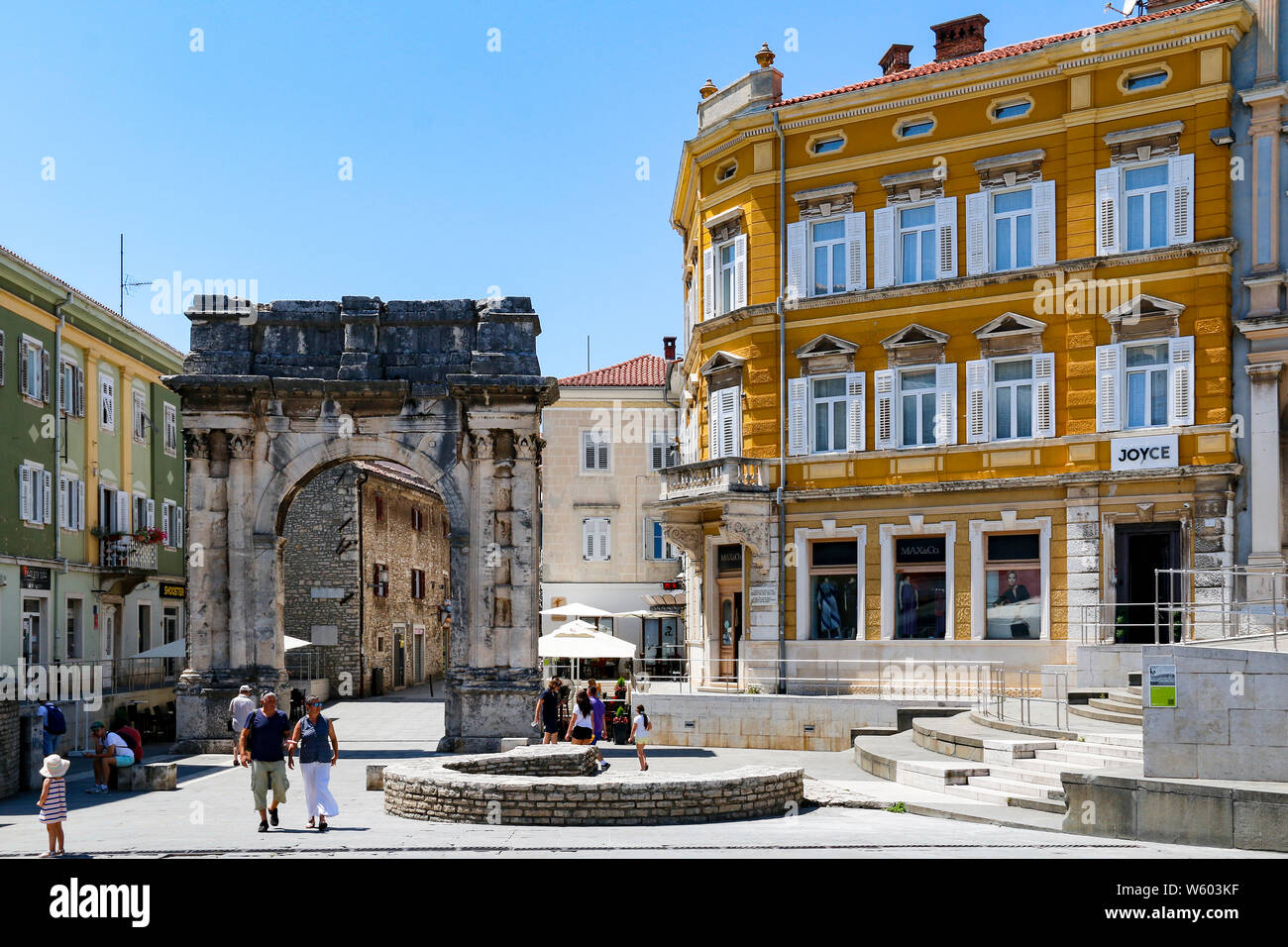 Ancient Roman Triumphal Arch of the Sergii in Pula, Croatia next to the Ulysses bar where Irish author, James Joyce once taught English Stock Photo