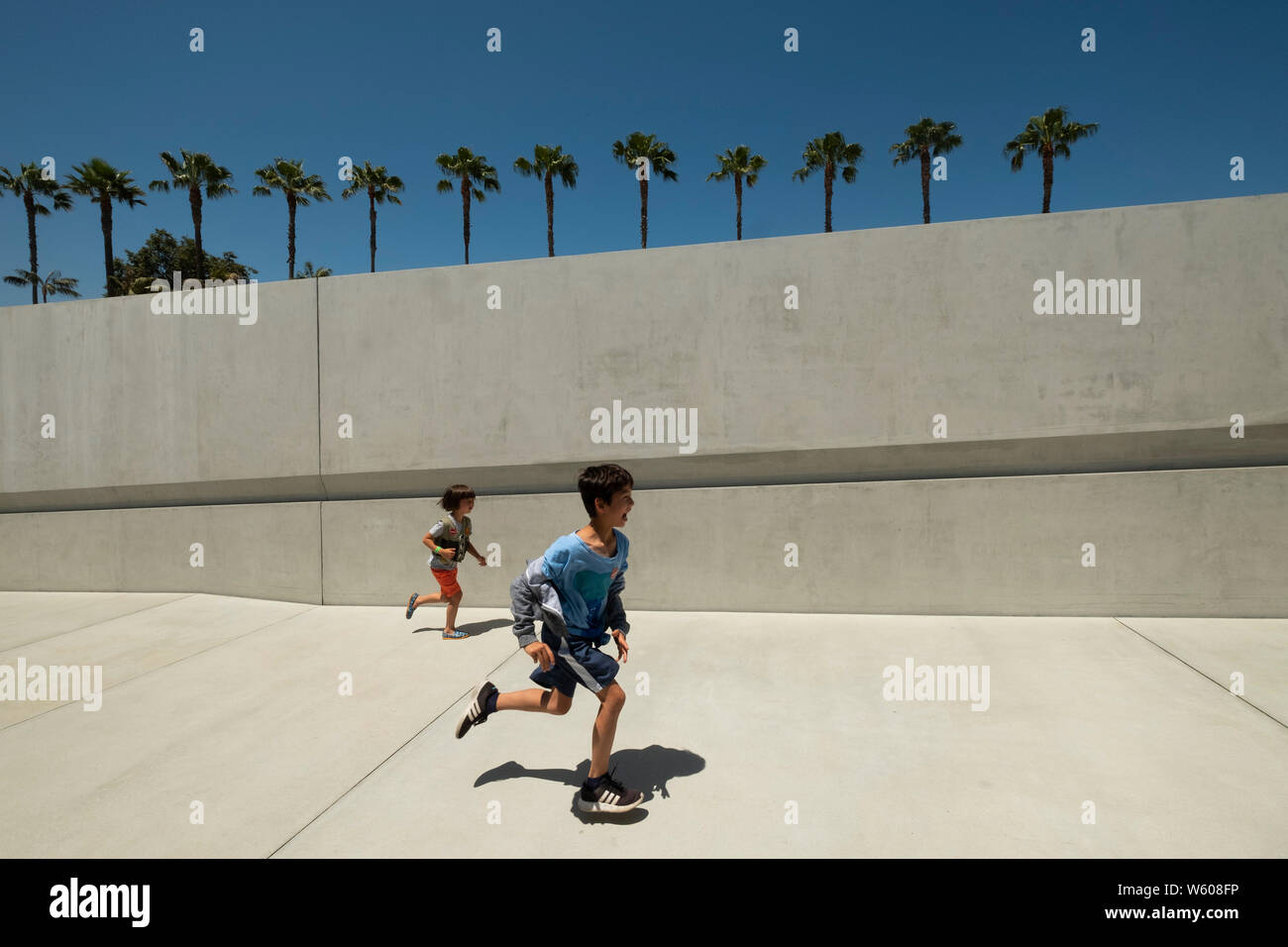 Kids running on the ramp to Levitated Mass. Los Angeles County Museum of Art - LACMA - Los Angeles, California, United States of America Stock Photo