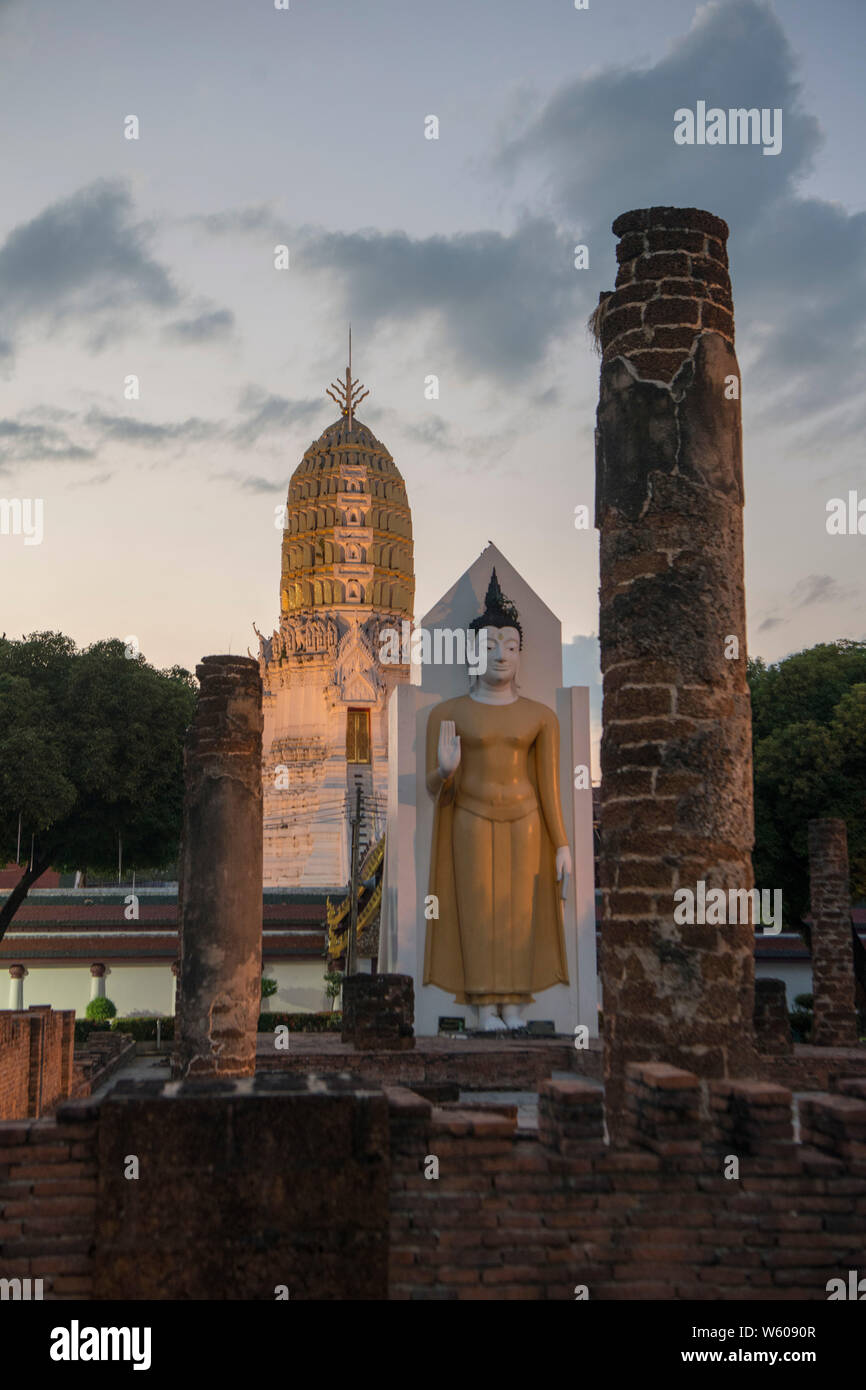 the ruins of the Wat Phra Si Ratana Mahathat a Temple in the city of  Phitsanulok in the north of Thailand.  Thailand, Phitsanulok, November, 2018. Stock Photo