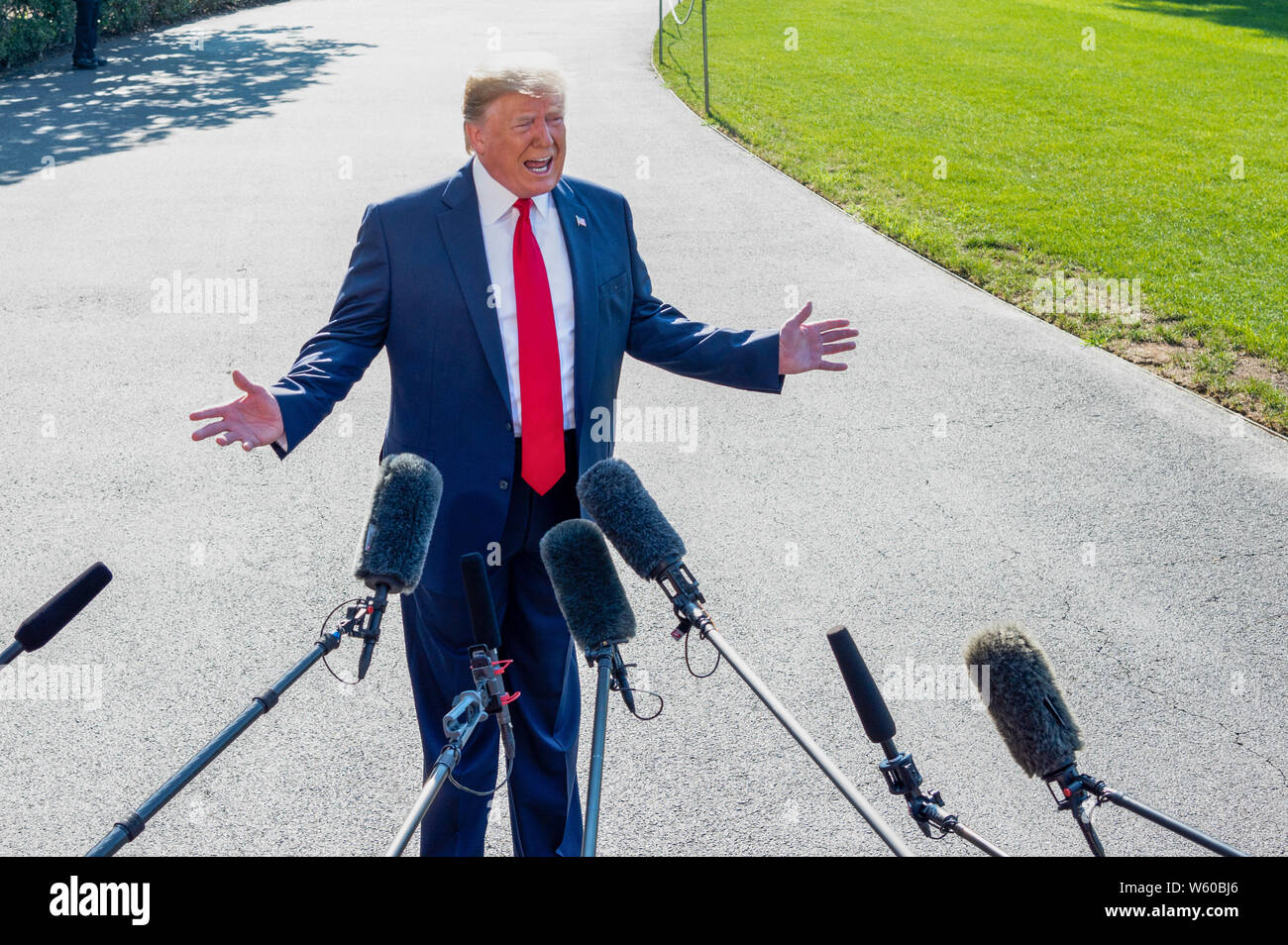 Donald trump white house speak lawn hi-res stock photography and images ...