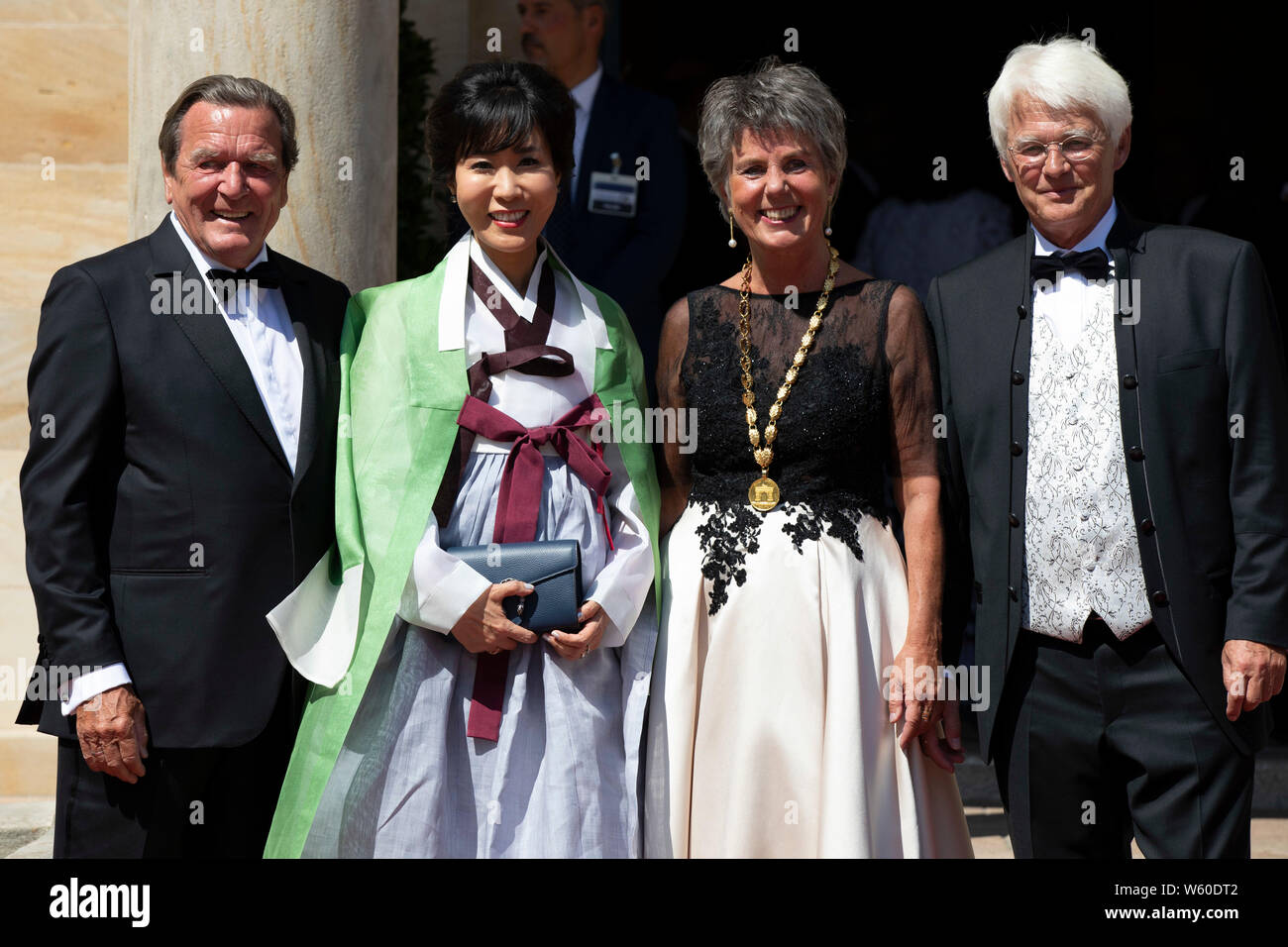 Gerhard Schröder mit Ehefrau Kim So-yeon und Brigitte Merk-Erbe mit Thomas Erbe bei der Eröffnung der Richard-Wagner-Festspiele 2019 mit der Premiere Stock Photo
