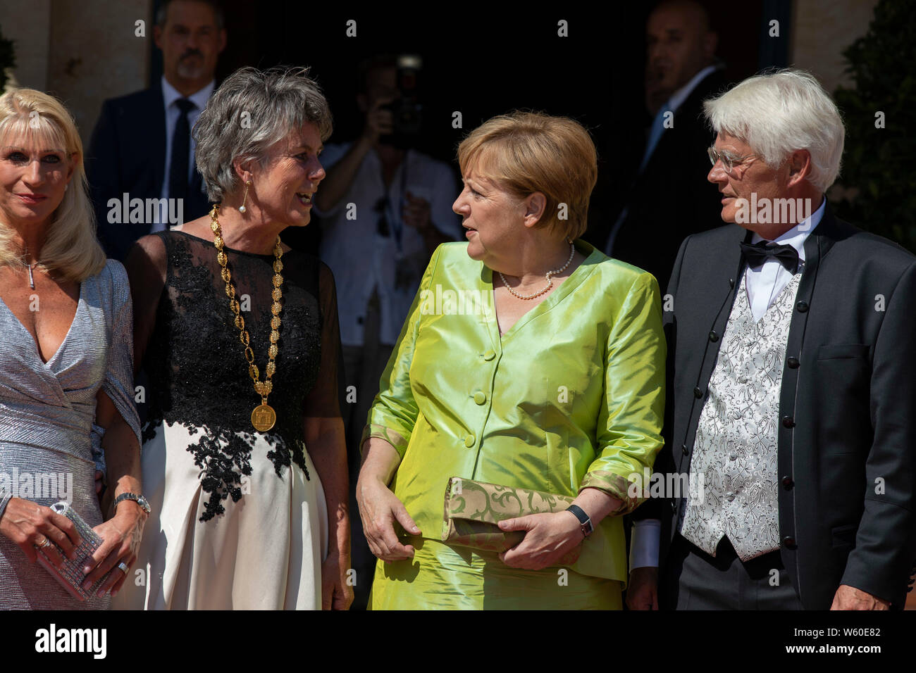 Markus Söder mit Ehefrau Karin Baumüller, Brigitte Merk-Erbe, Angela Merkel und Thomas Erbe bei der Eröffnung der Richard-Wagner-Festspiele 2019 mit d Stock Photo