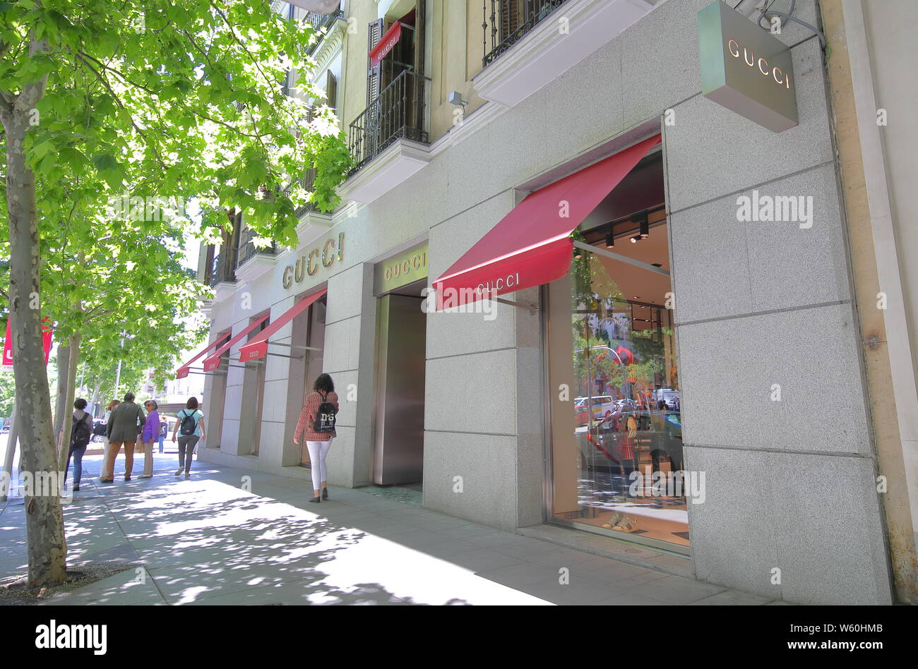 People visit store shopping street in Madrid Stock Photo - Alamy