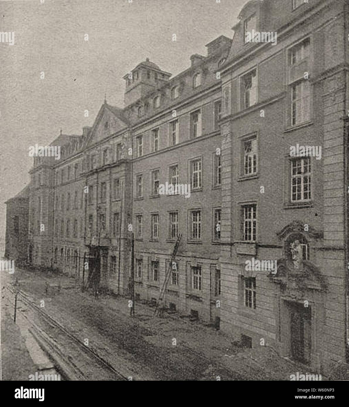 Das neue Karmelitessen-Hospital zu Düsseldorf. Die Eröffnung dieses großen direkt am Rhein gelegenen Krankenhaus fand am 1. April 1912 statt. Stock Photo