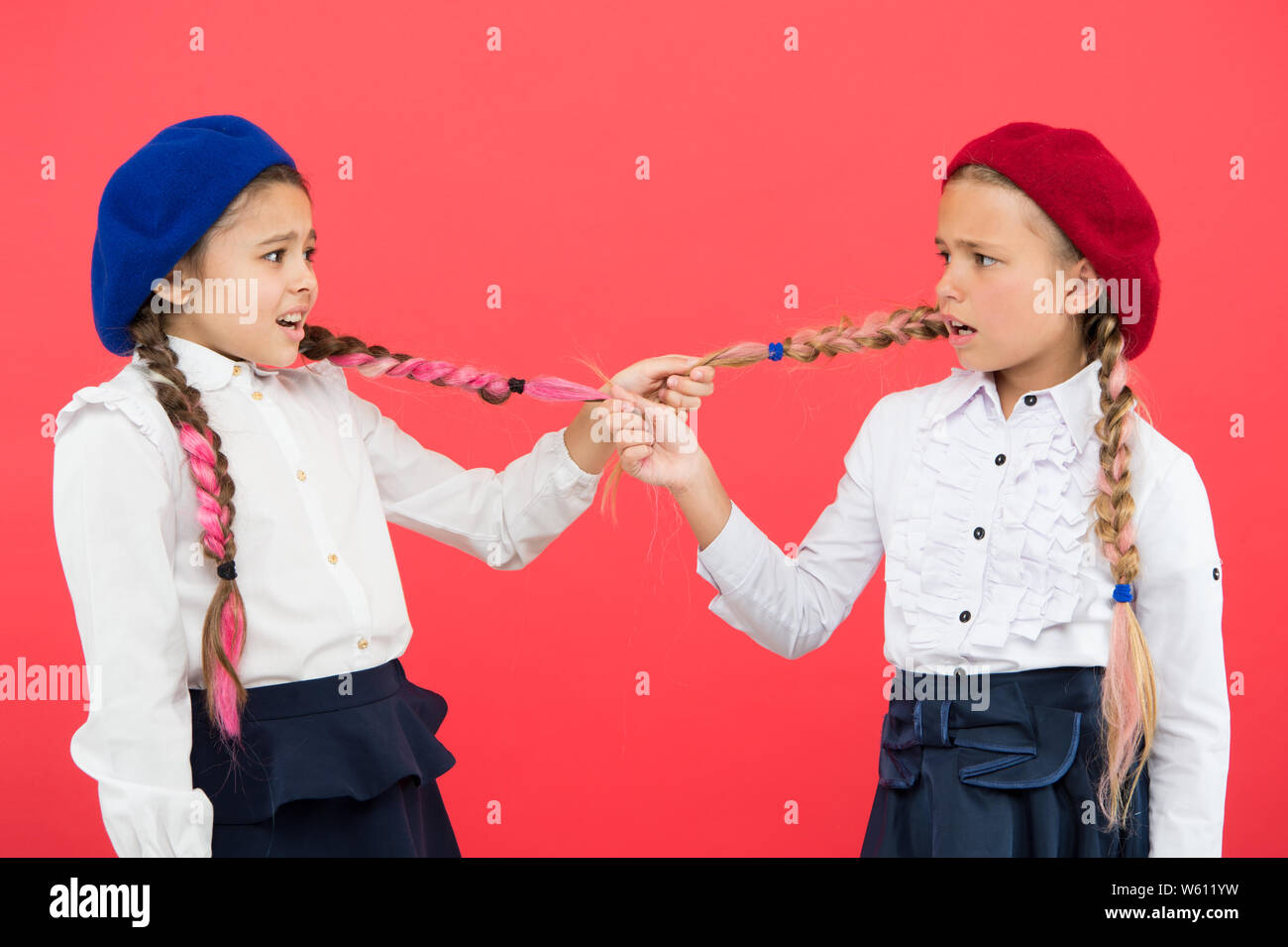 Девочка с рогаткой. Задиры девочки. Смешная девочка хулиганка. Fem bullying. Девочка подросток кричит.