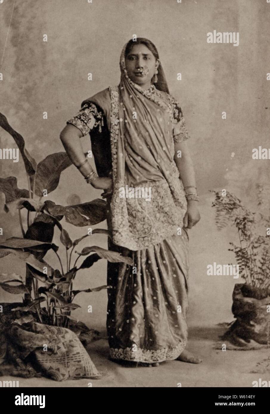 Dayal, Raja Lala Deen - Gulnar, eine alte Schauspielerin Stock Photo ...