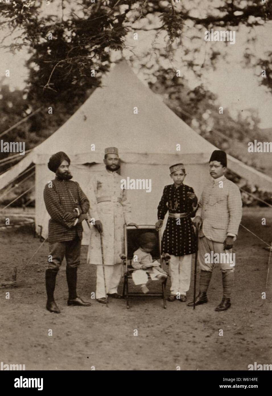 Dayal, Raja Lala Deen - Junger Prinz und Staatsoffiziere Stock Photo ...