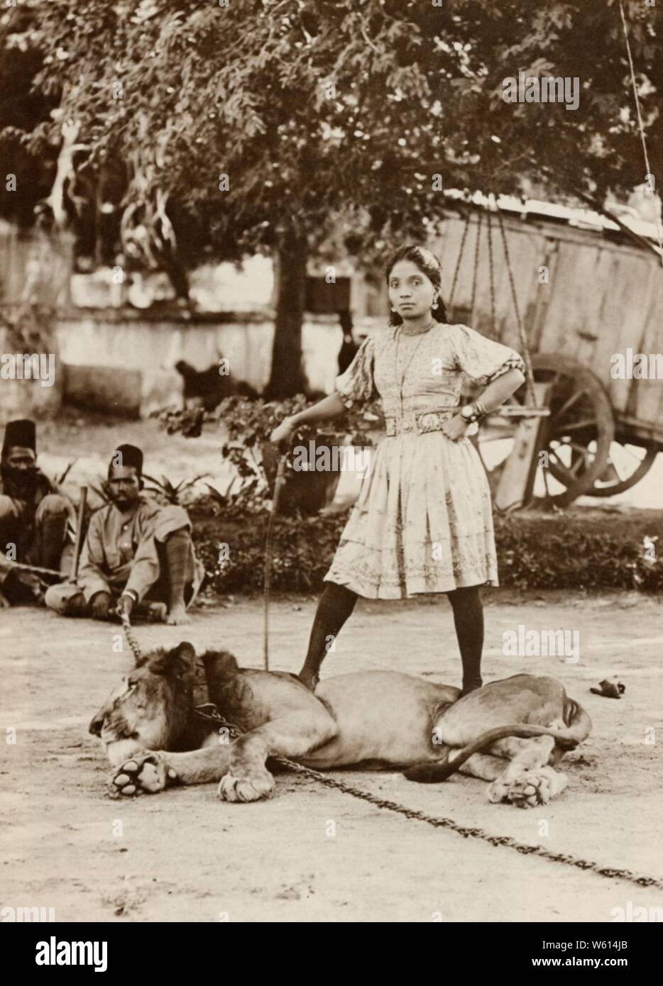 Dayal, Raja Lala Deen - Löwenbändigerin, Chateri Zirkus Stock Photo - Alamy