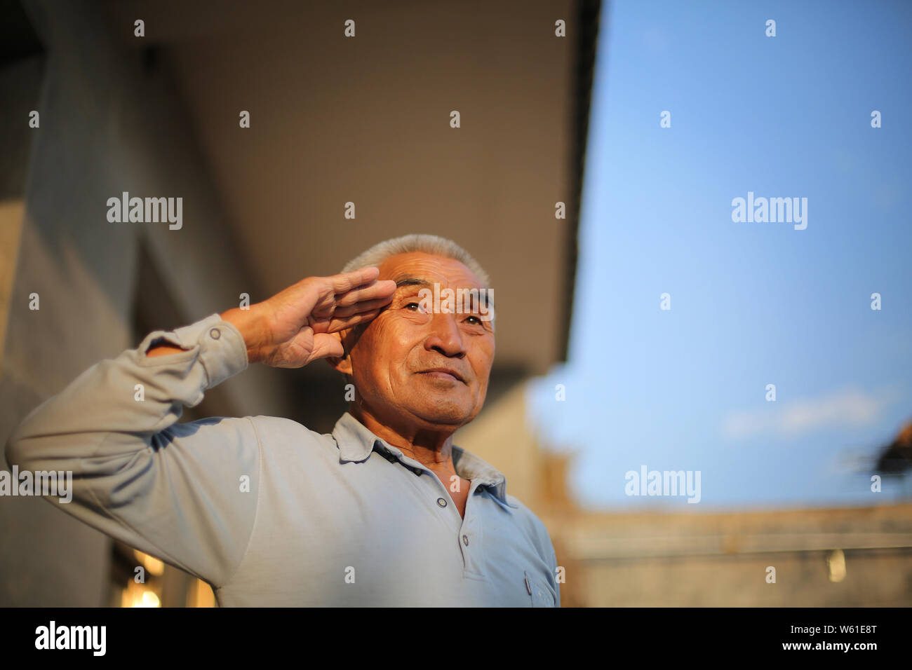 Chinese veteran Wu Hongfu, who shot down American reconnaissance aircraft U-2 twice in 1960s, salutes at home one day before China's Martyrs' Day in G Stock Photo