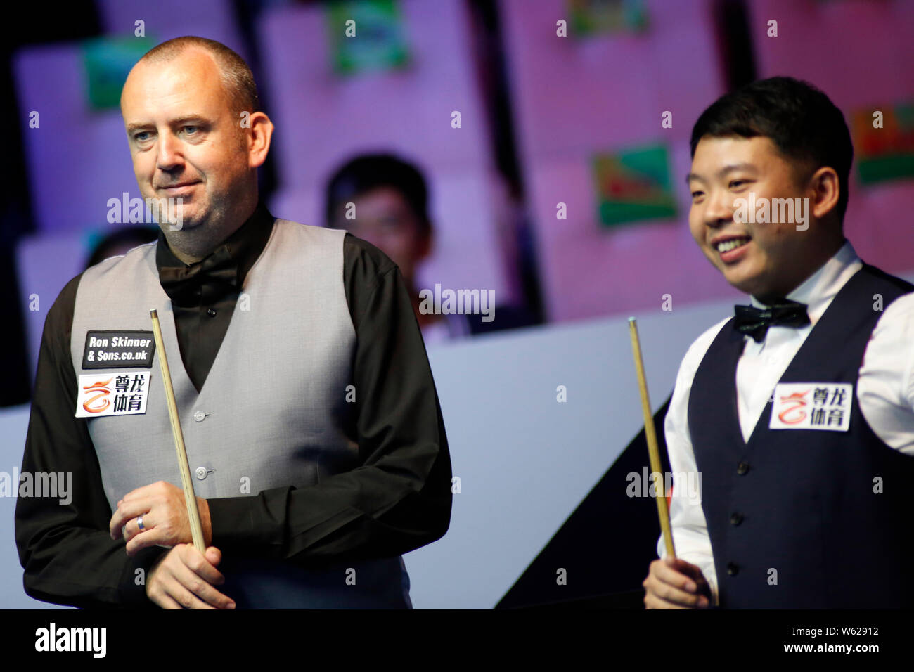 Mark Williams of Wales, left, and Zhang Anda of China compete against Barry  Hawkins of England and Zhao Xintong of China in the group match during the  Stock Photo - Alamy