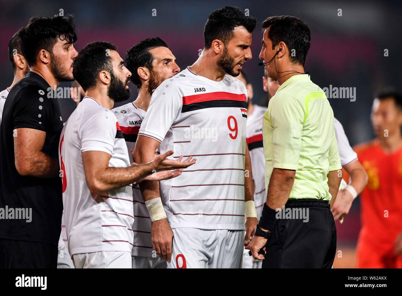 Omar Al Soma, left, of Syria national men's football team argues with the  referee while competing against Syria in the CFA Team China International  Fo Stock Photo - Alamy