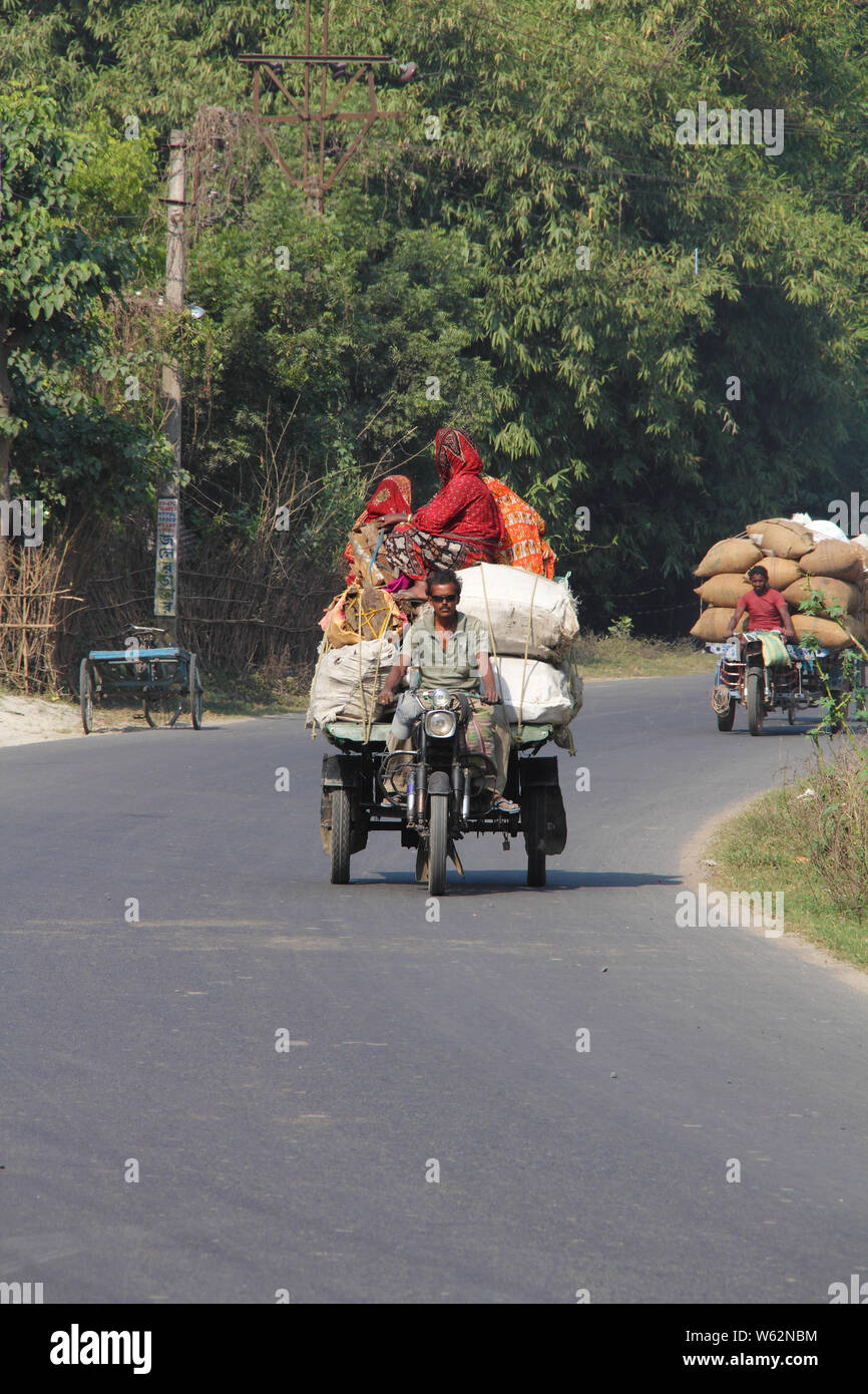 Overloaded rickshaw hi-res stock photography and images - Alamy