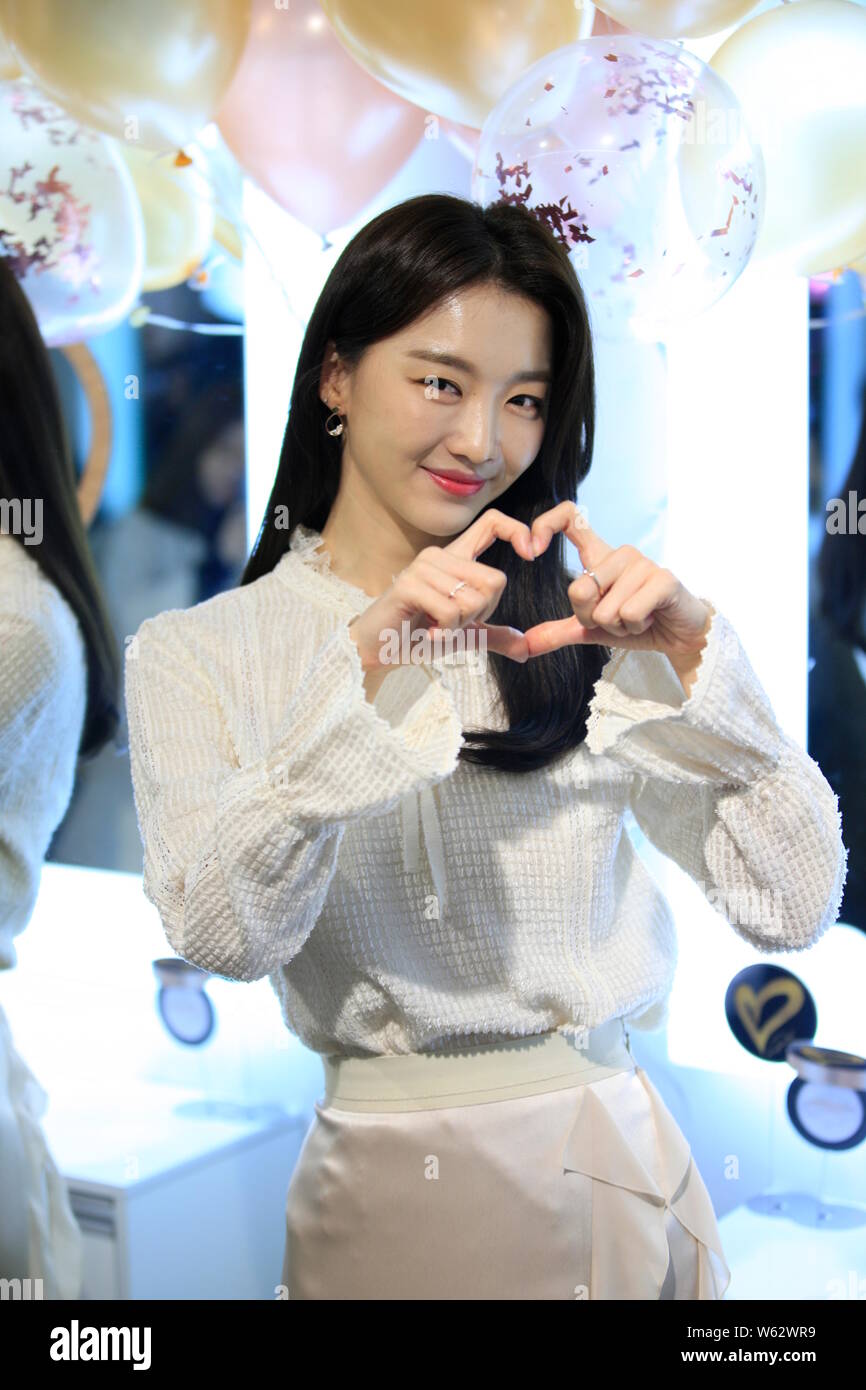 Jang hee hi-res stock photography and images - Alamy