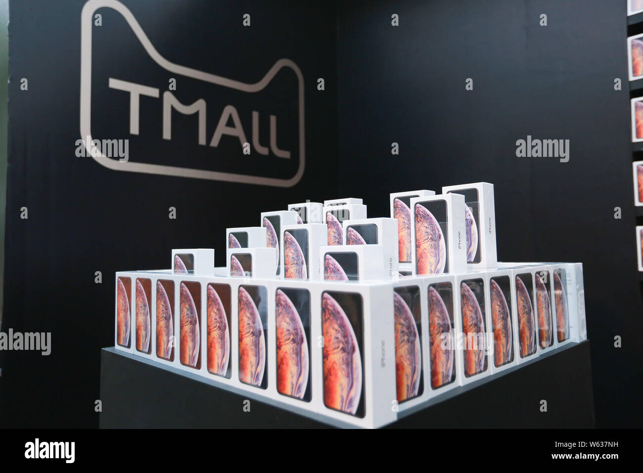 Apple iPhone XS, iPhone XS Max smartphones are on display at the offline pick-up event of Tmall, the online shopping platform of Chinese e-commerce gi Stock Photo