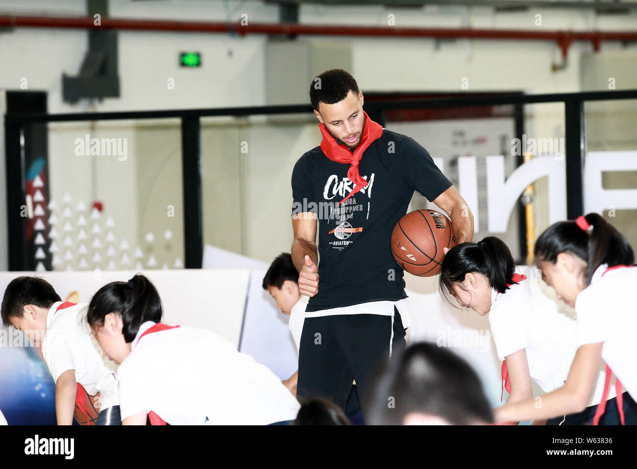 Nba Star Stephen Curry Center Of Golden State Warriors Plays Basketball During His Visit To Primary School Attached To Huazhong University Of Scienc Stock Photo Alamy