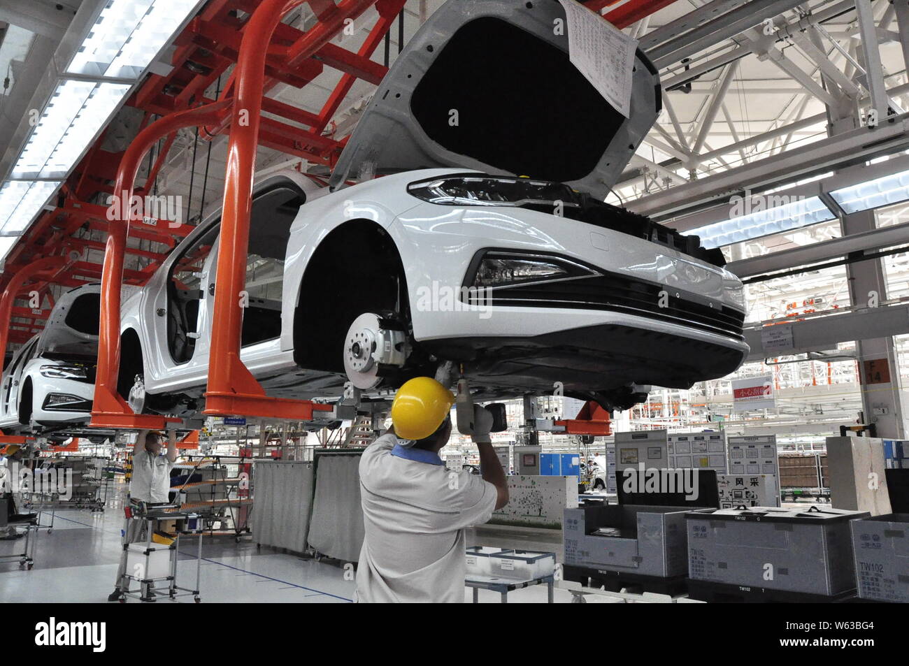 --FILE--Chinese workers manufacture cars at a plant of FAW Volkswagen in Qingdao city, east China's Shandong province, 16 August 2018.   Profits of Ch Stock Photo