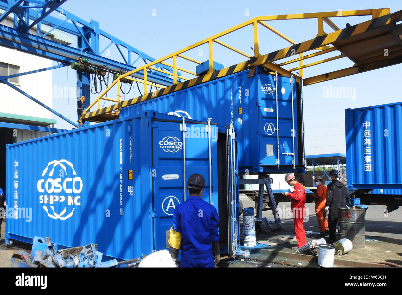 Chinese shipping containers hi-res stock photography and images - Alamy