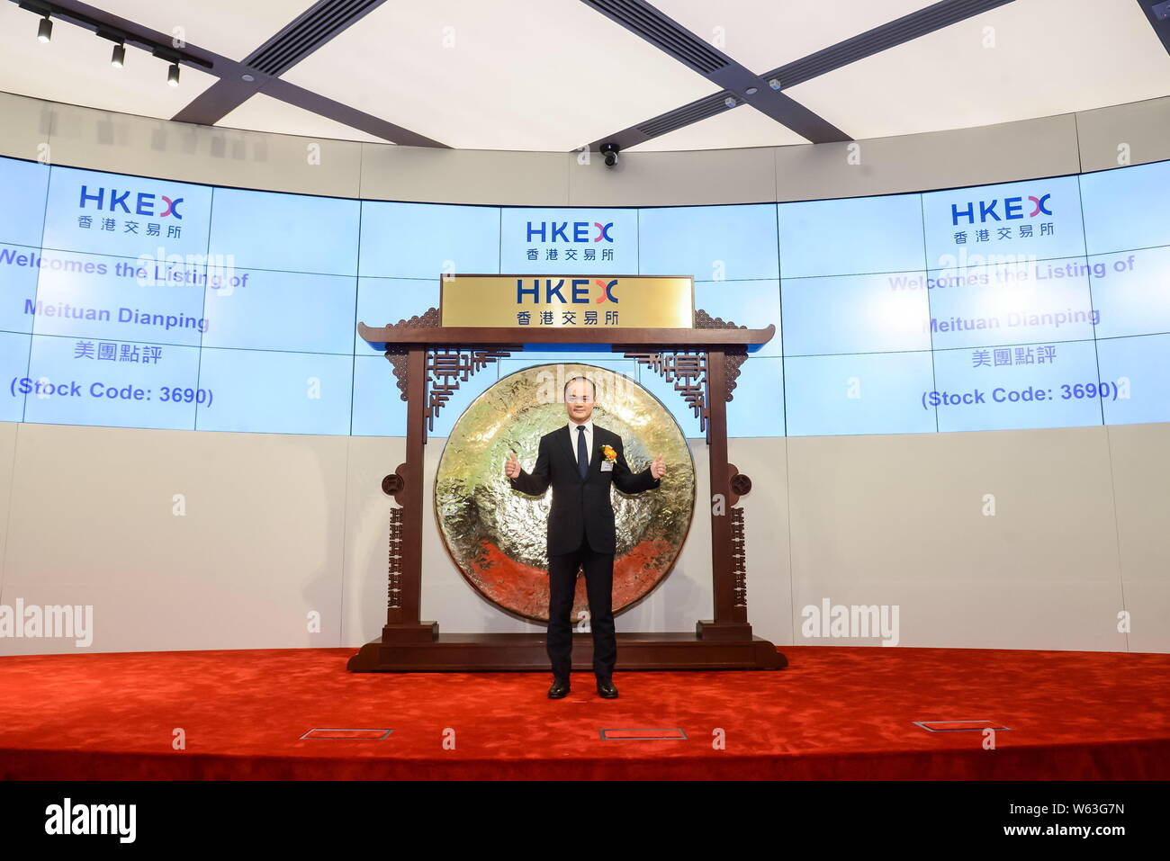Wang Xing, CEO of Meituan-Dianping, poses during the ceremony for the  listing of Chinese online group buying and food ordering services Meituan,  and r Stock Photo - Alamy