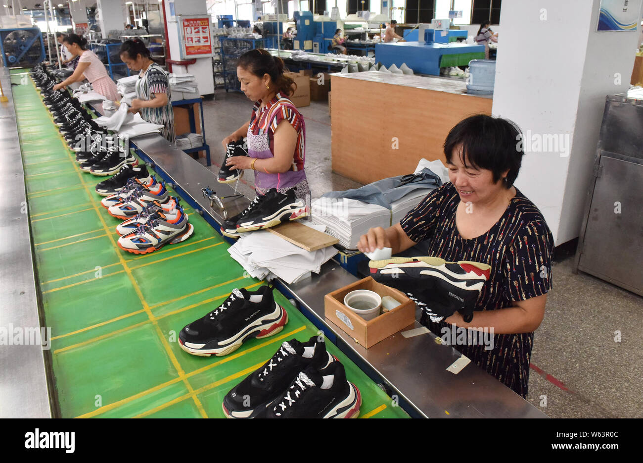 Chinese workers manufacture sneakers to be exported at a factory of a shoe  company in Loudi city, central China's Hunan province, 3 September 2018  Stock Photo - Alamy