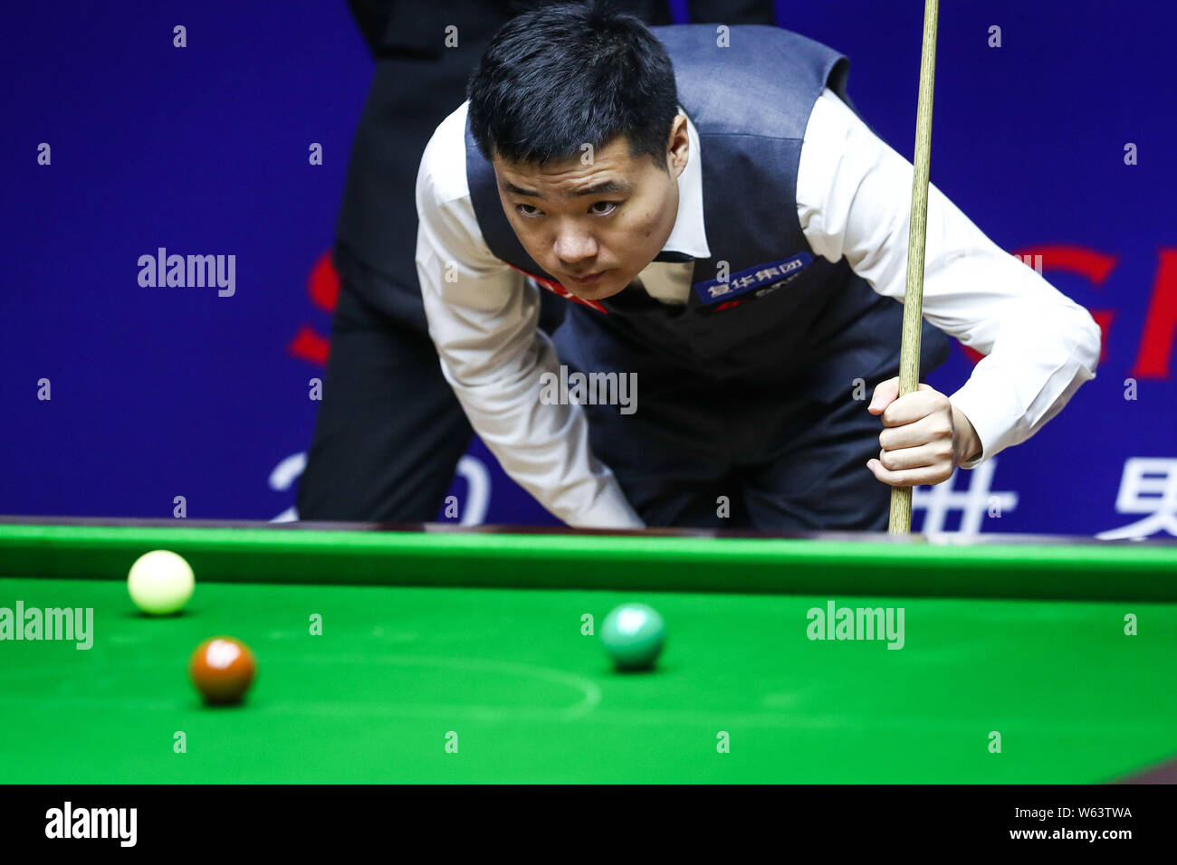 Masters snooker tournament hi-res stock photography and images - Page 11