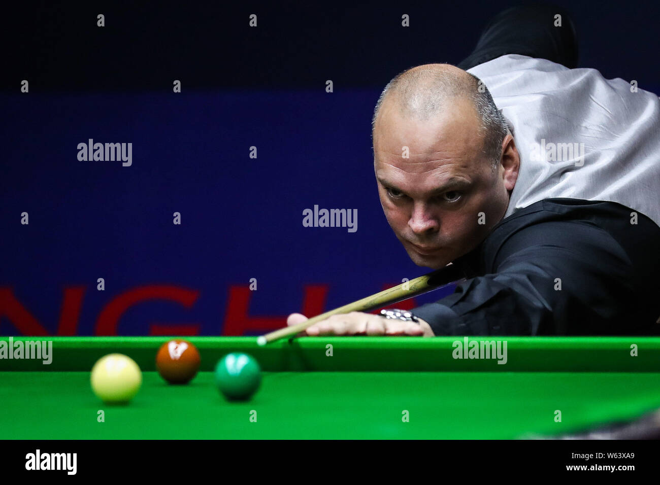 Stuart Bingham of England plays a shot to Fan Zhengyi of China in their first round match during the 2018 Shanghai Masters snooker tournament in Shang Stock Photo