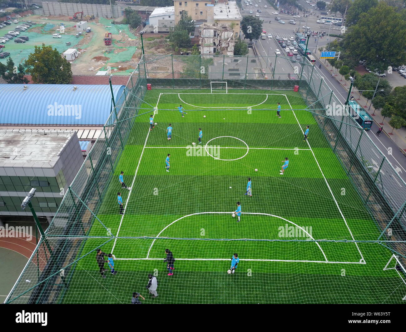 In this aerial view, children play football at a football stadium built on  the rooftop of the Primary School Attached to Shandong Normal University in  Stock Photo - Alamy