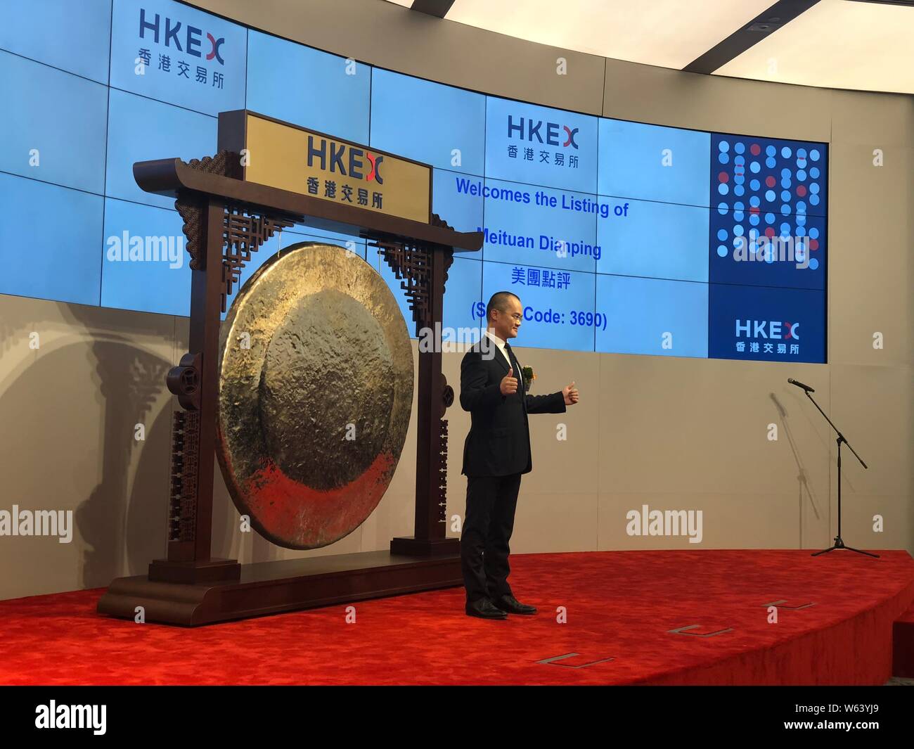 Wang Xing, CEO of Meituan-Dianping, poses during the ceremony for the  listing of Chinese online group buying and food ordering services Meituan,  and r Stock Photo - Alamy