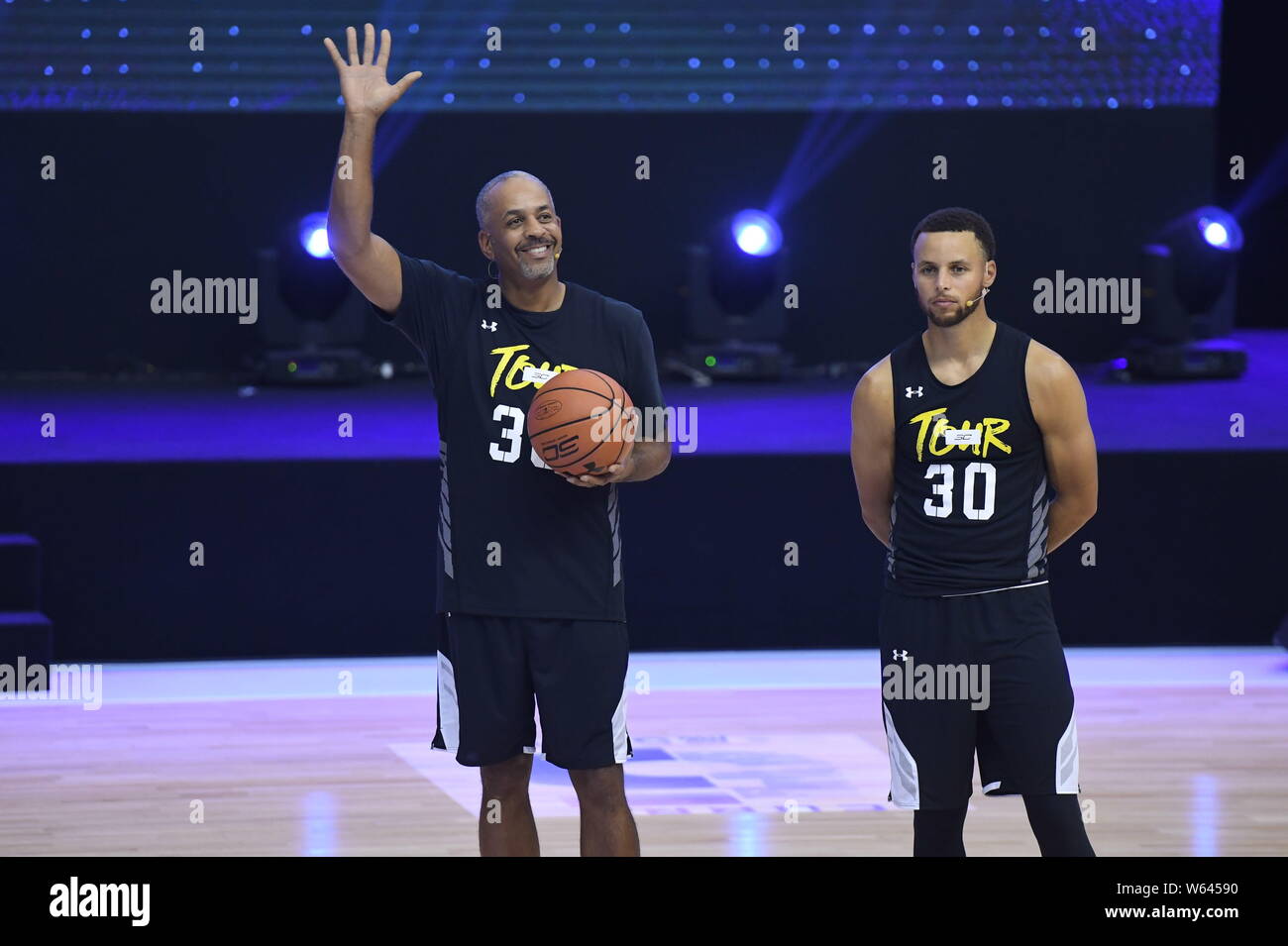 Former NBA player Dell Curry, left, the father of NBA star Stephen Curry of  Golden State Warriors, attends a fan meeting event in Wuhan city, central  Stock Photo - Alamy