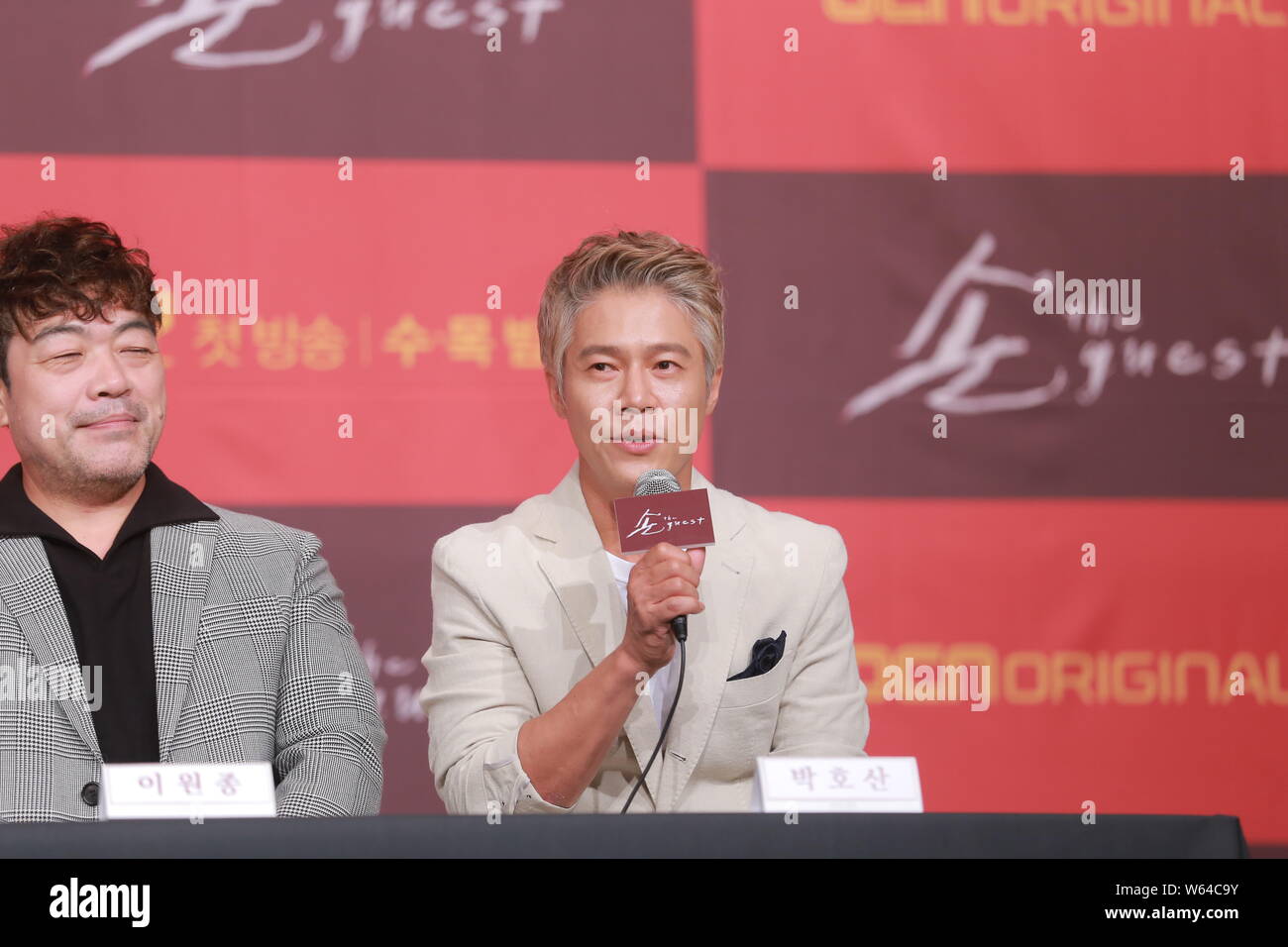 South Korean actors Lee Won-jong, left, and Park Ho-san attend a press conference for new TV series 'The Guest' in Seoul, South Korea, 6 September 201 Stock Photo