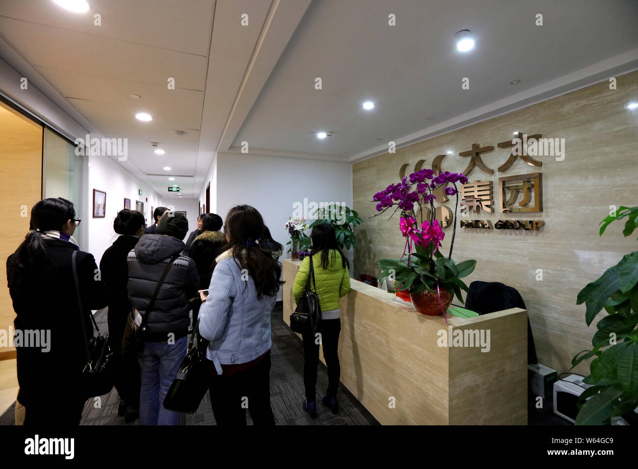 --FILE--Chinese investors are seen at the headquarters of the wealth management company Dada Group in Shanghai, China, 16 December 2015.   China's bat Stock Photo