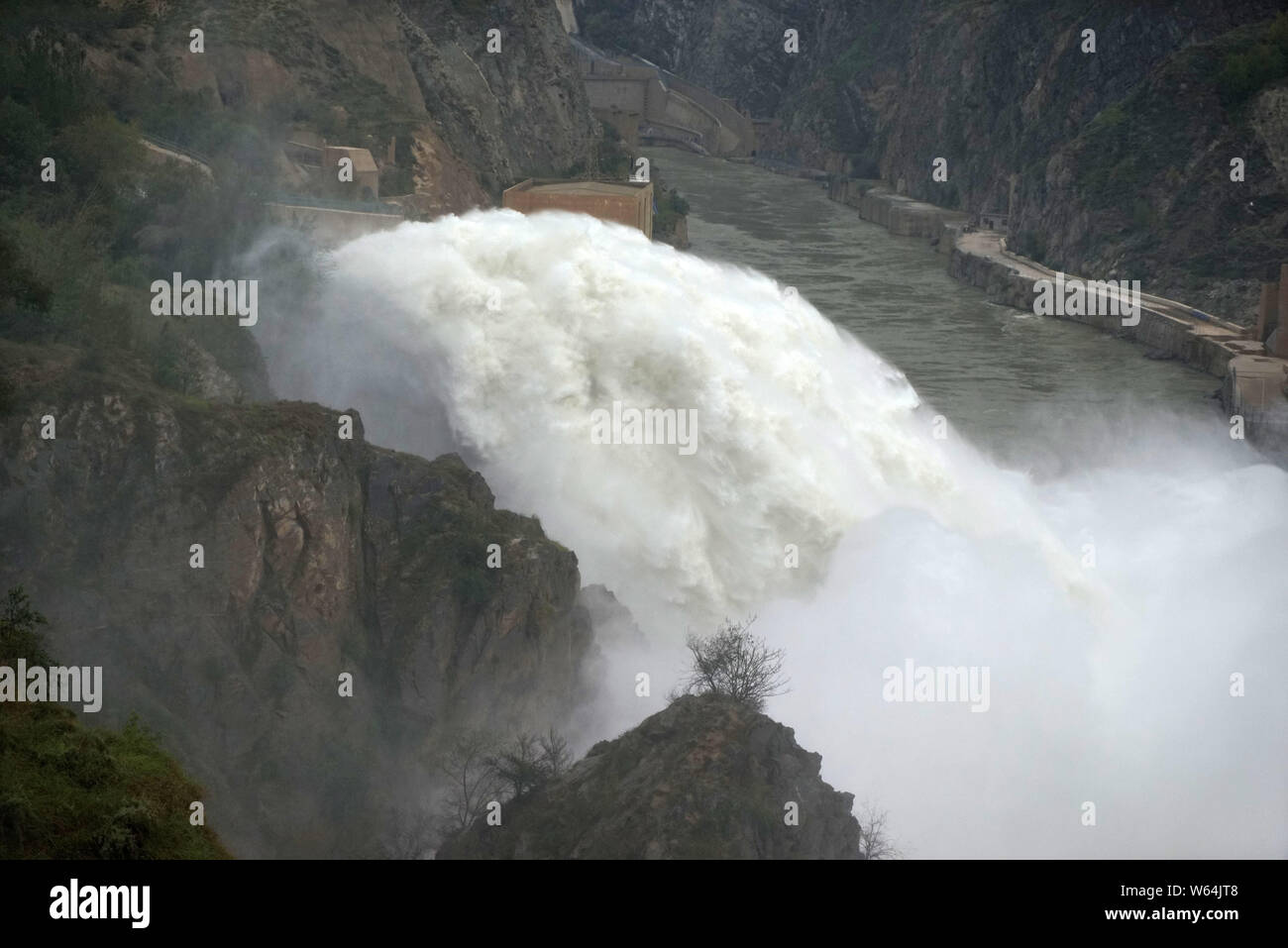 Water gushes out from the Liujiaxia Hydroelectric Station for flood control on the Yellow River in Yongjing county, Linxia Hui Autonomous Prefecture, Stock Photo