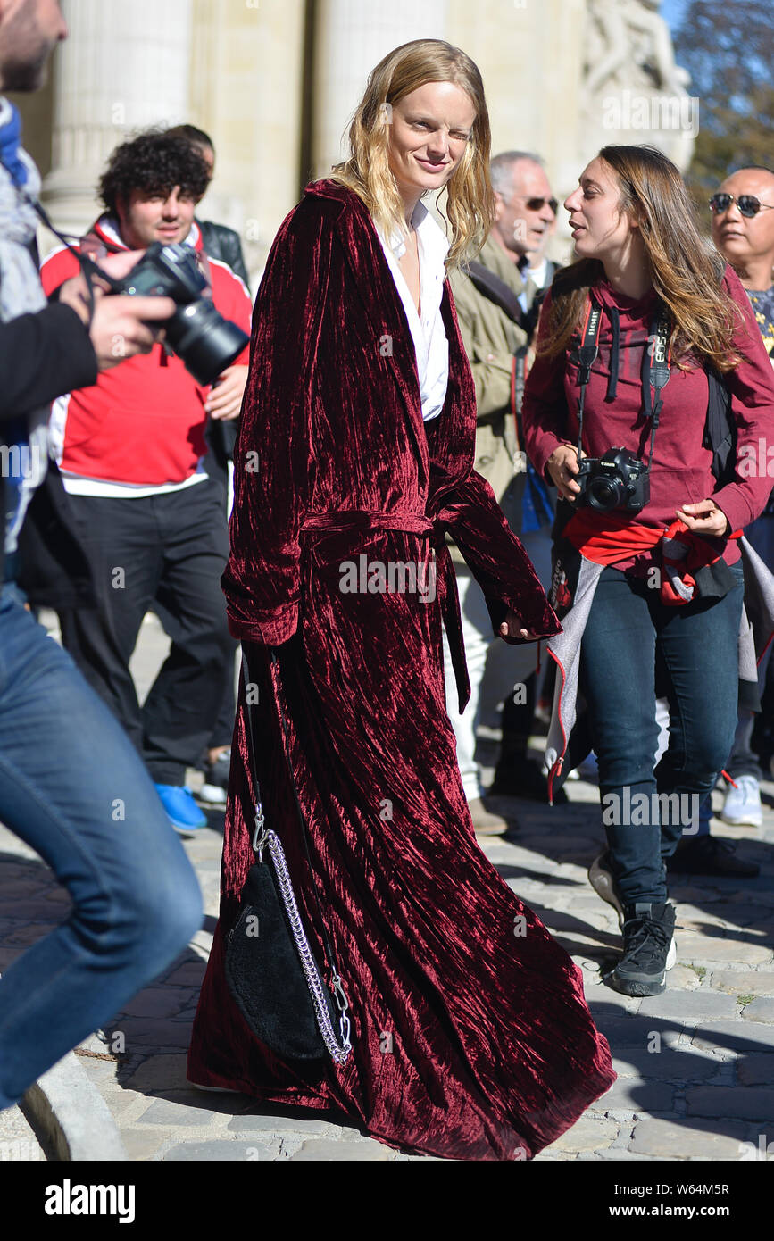 StreetStyle at Louis Vuitton - Paris Fashion Week Men Spring Summer 2019 -  Palais Royal - Paris - France Stock Photo - Alamy