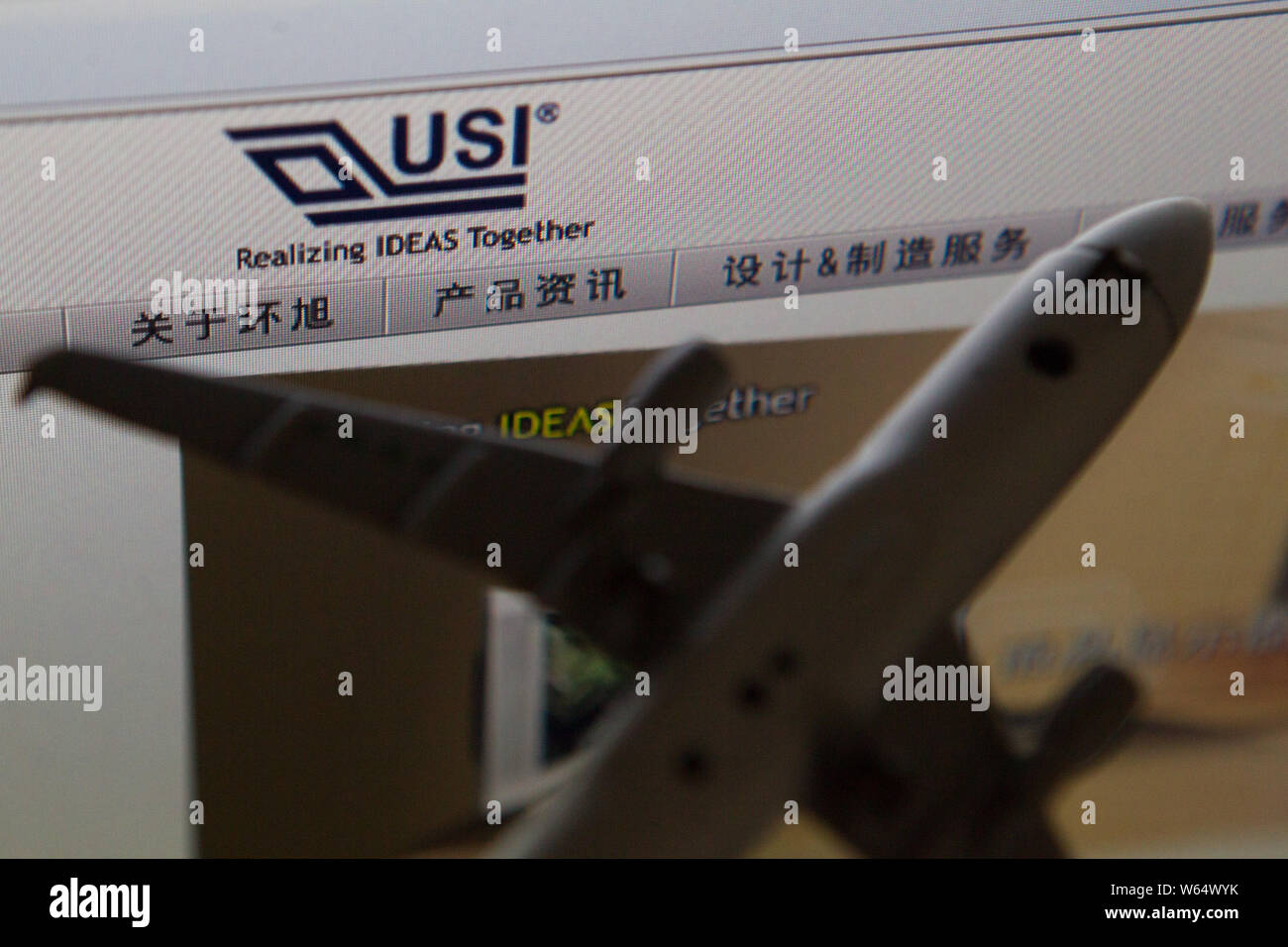 FILEA Chinese netizen browses the website of Universal Scientific