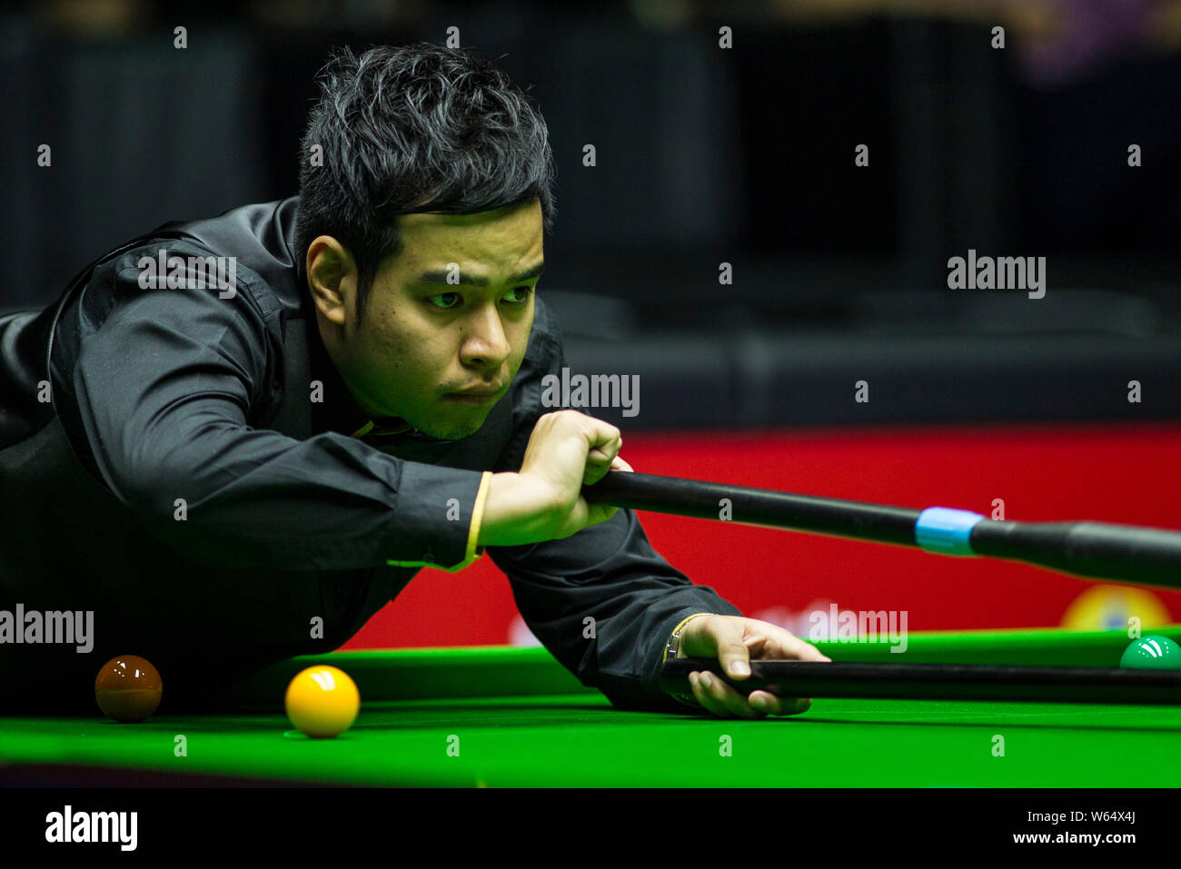 noppon-saengkham-of-thailand-plays-a-shot-to-mark-williams-of-wales-in