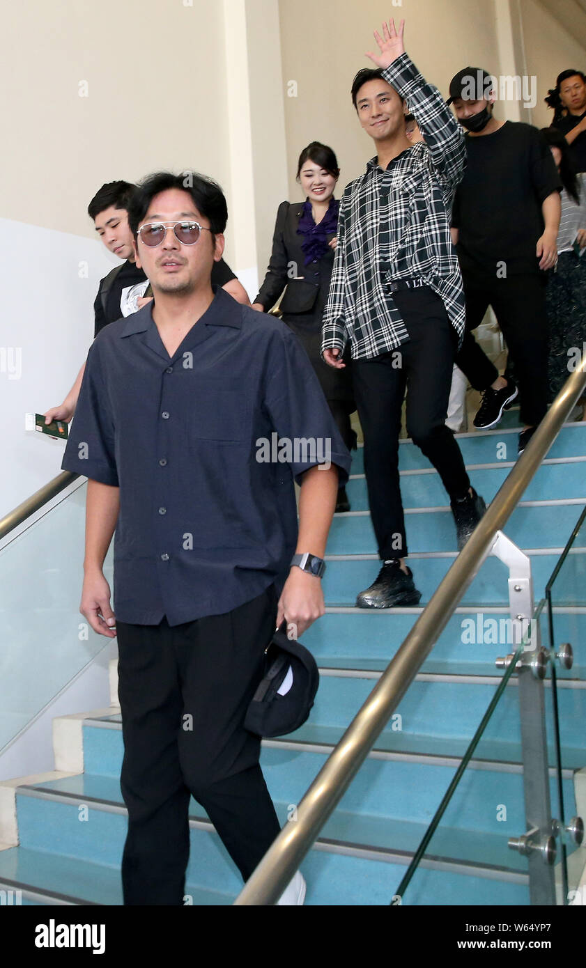**TAIWAN OUT**South Korean actor and film director Ha Jung-woo, front, and actor Ju Ji-hoon, back, arrive at the Taoyuan International Airport before Stock Photo