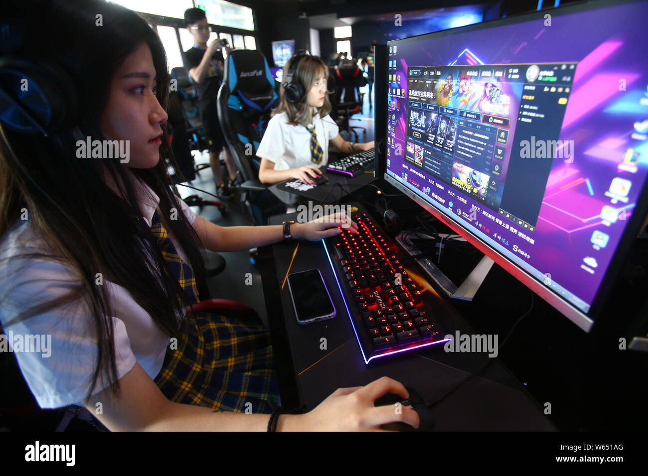 Girls of e-sports teams practise for the China League of Legends Women's  League (CLWL) at the Amazing Center in Shanghai, China, 26 August 2018. A p  Stock Photo - Alamy