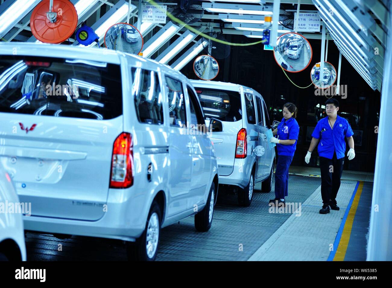 Chinese workers assemble Wuling Motors on the assembly line at an auto ...
