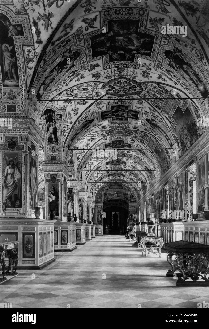 vatican apostolic library by domenico fontana, cortile del belvedere, città del vaticano, 1900-10 Stock Photo