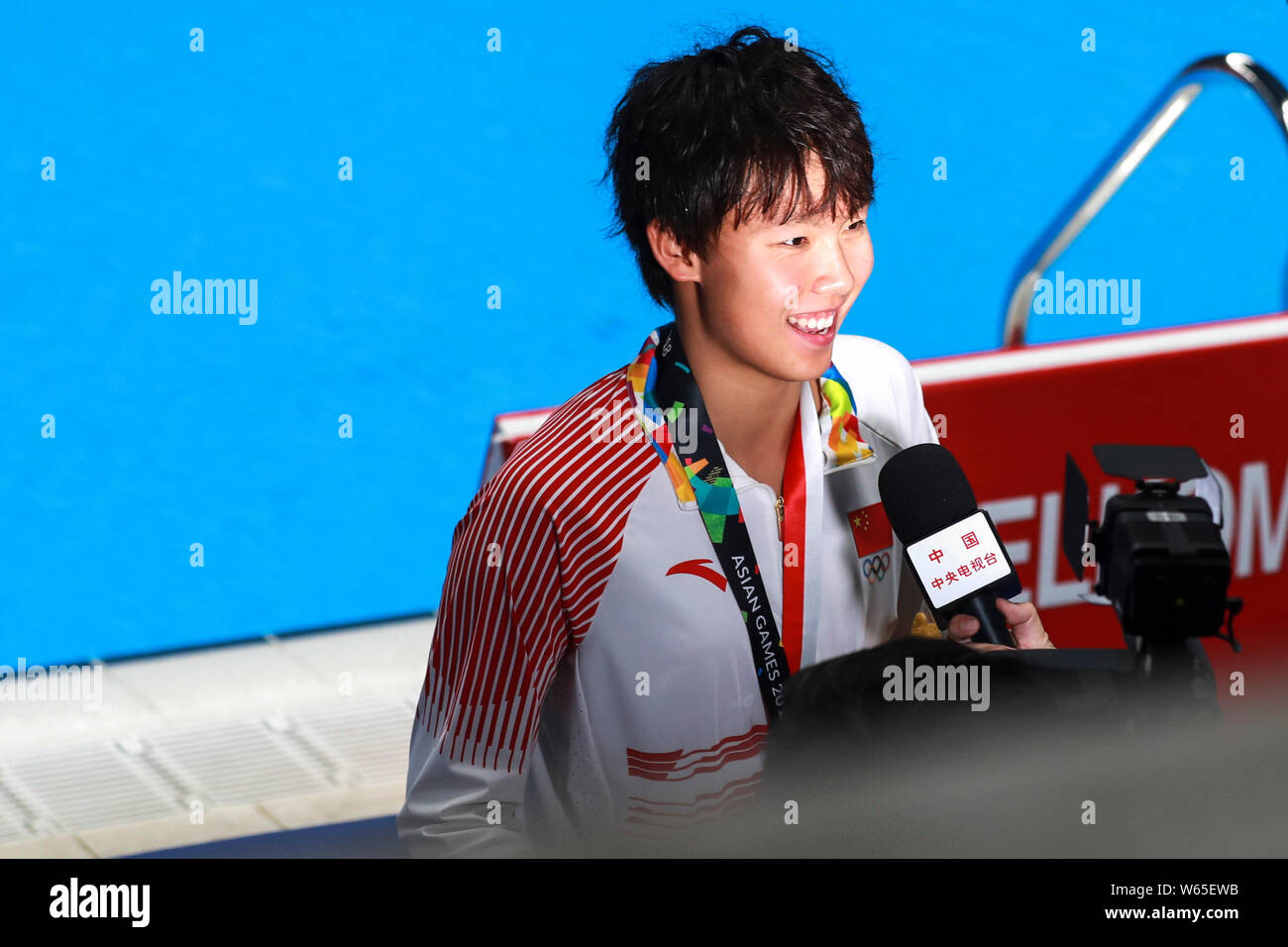 Gold medalist Li Bingjie of China poses with her medal after winning ...