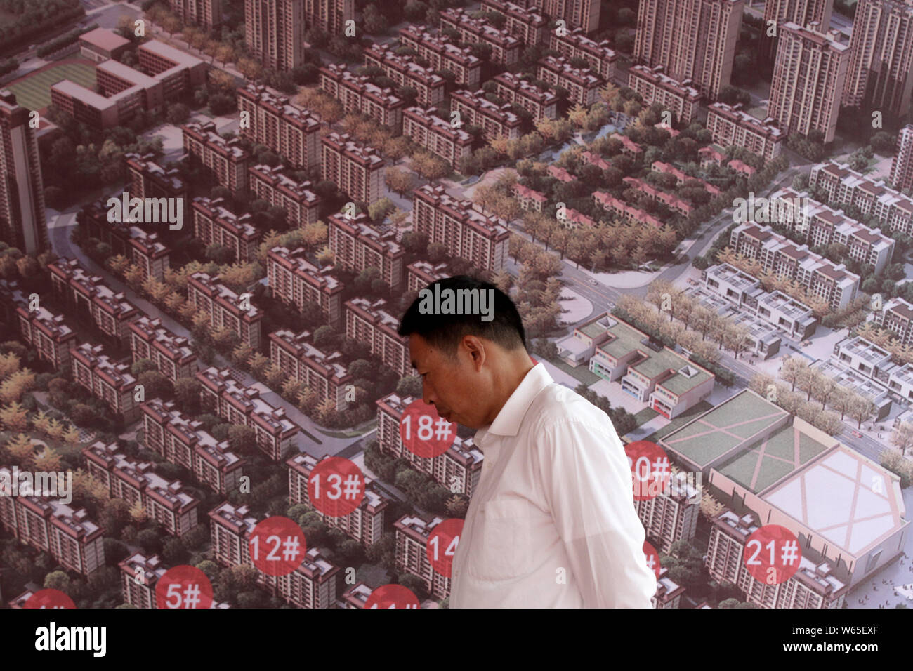 --FILE--A Chinese homebuyer visits a real estate fair in Suqian city, east China's Jiangsu province, 2 June 2018.   Leading officials of five cities w Stock Photo