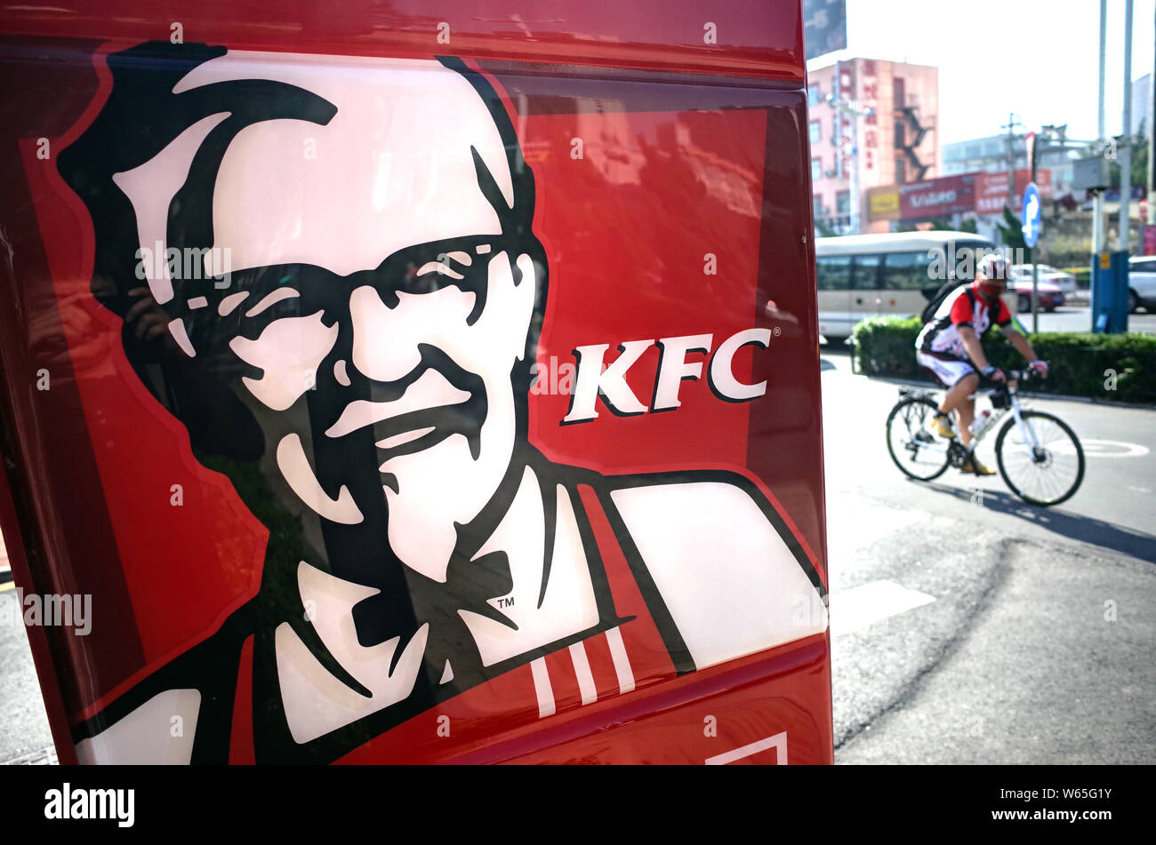 --FILE--A cyclist rides past a logo of KFC of Yum Brands in Ji'nan city, east China's Shandong province, 28 August 2016.   The rejection of a US$17.6b Stock Photo