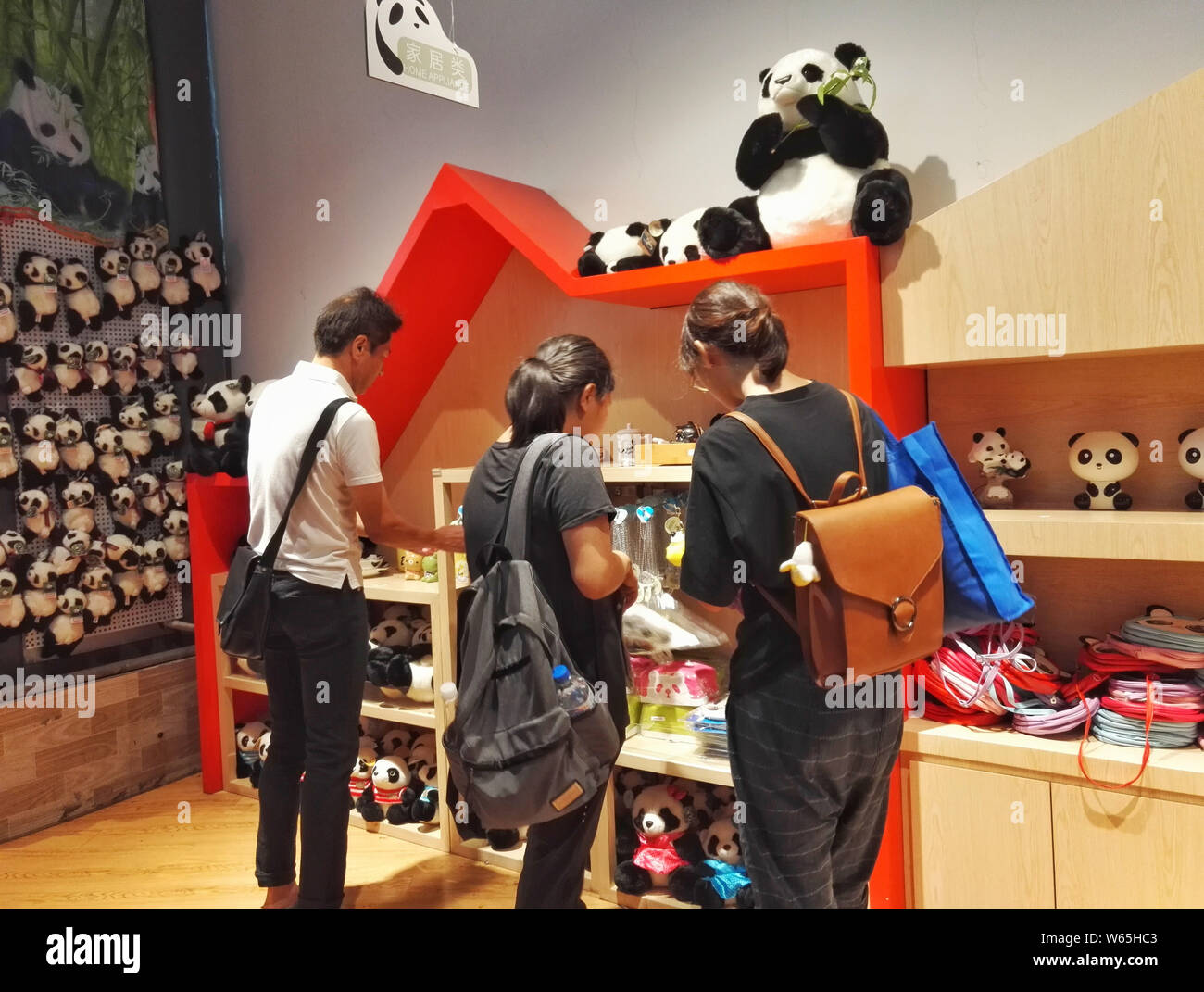 Panda. Shop Panda souvenirs hi-res stock photography and images - Alamy