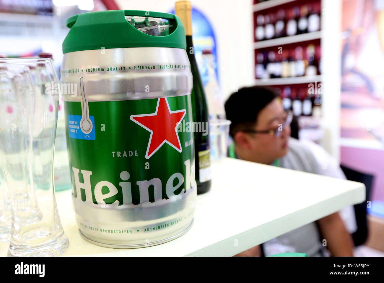 --FILE--People visit the stand of Heineken Lager Beer during a beverages expo in Shanghai, China, 6 May 2015.   Heineken said it signed a non-binding Stock Photo