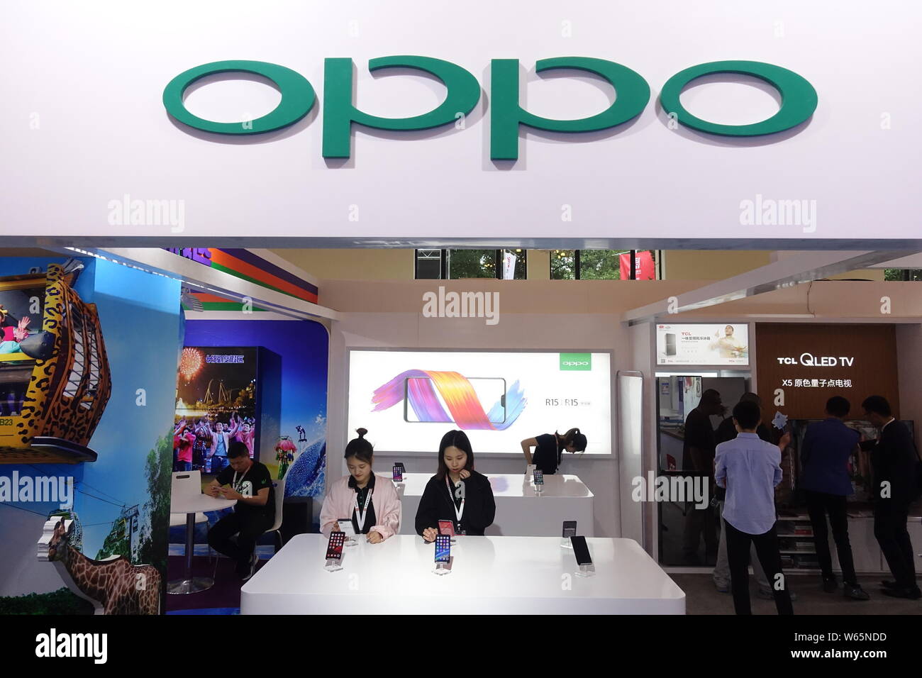 Oppo phone hi-res stock photography and images - Alamy