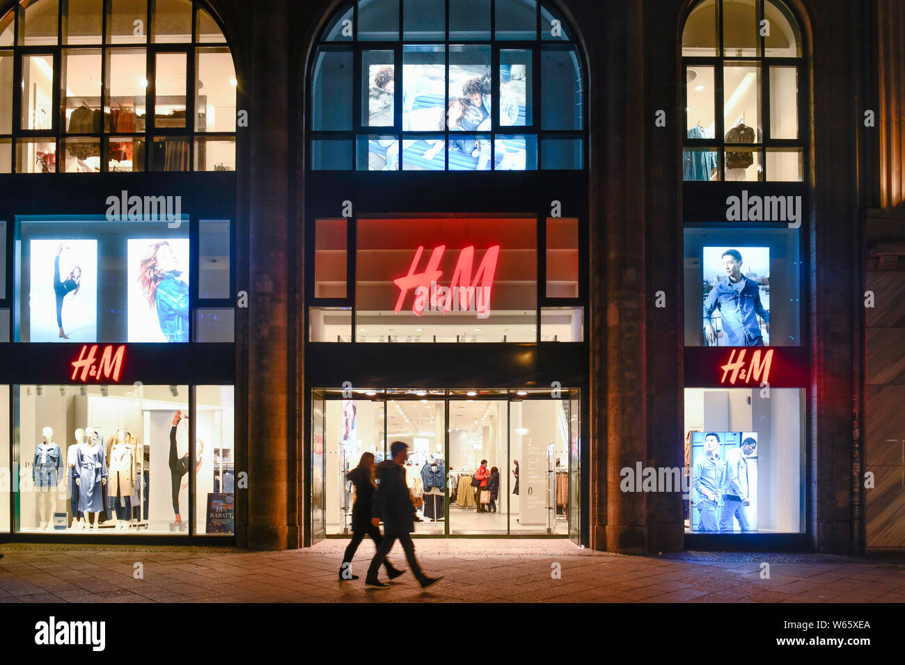 H&M, Kurfuerstendamm, Charlottenburg, Berlin, Deutschland Stock Photo