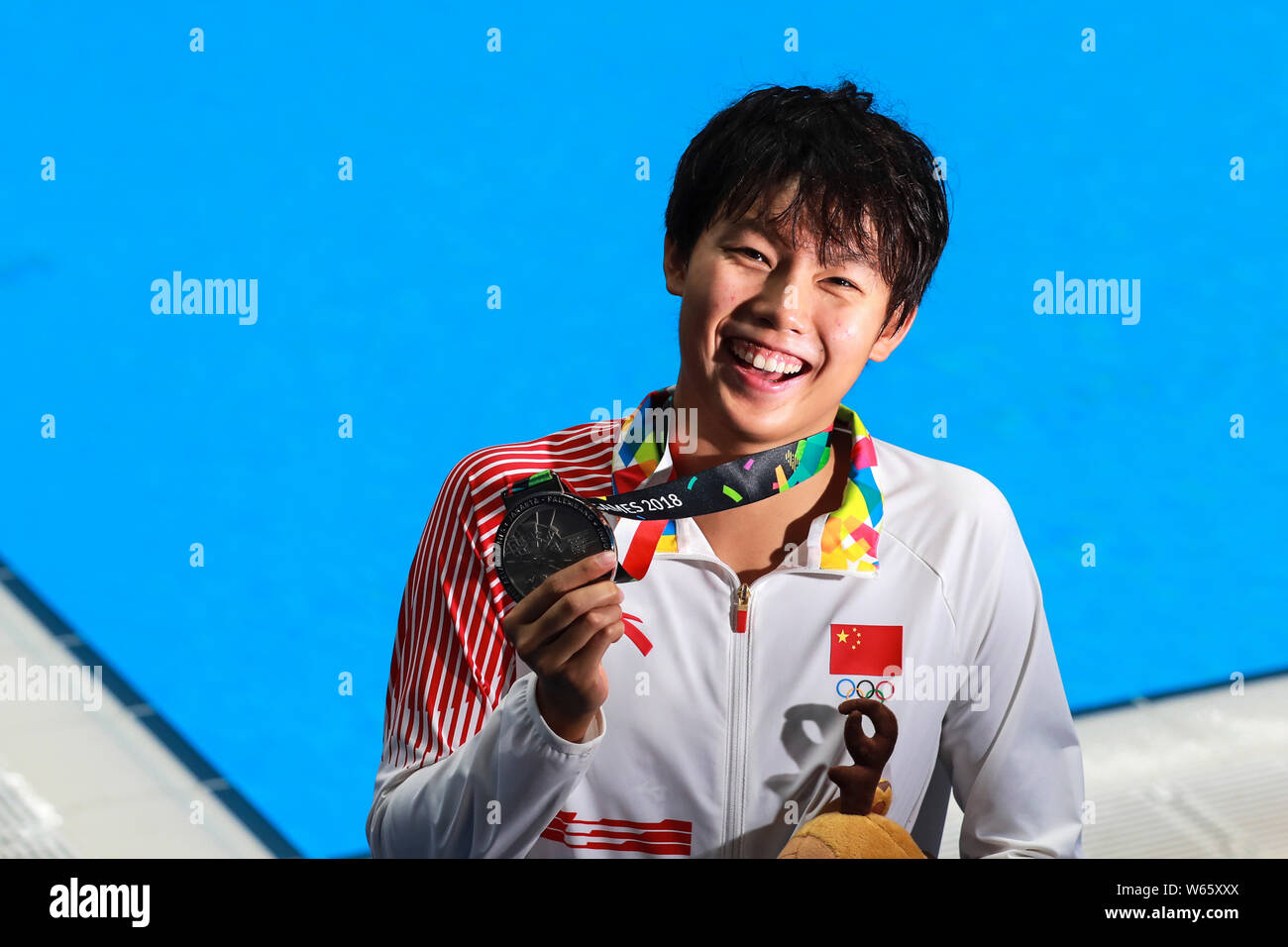 Gold medalist Li Bingjie of China poses with her medal after winning