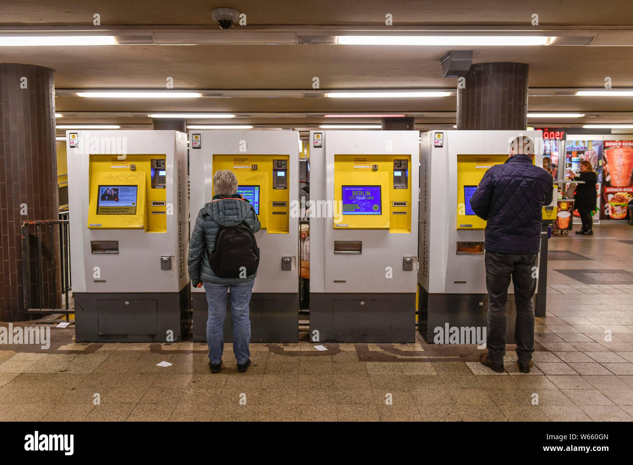 Ticketautomaten, Bahnhof Zoologischer Garten, Charlottenburg, Berlin, Deutschland Stock Photo