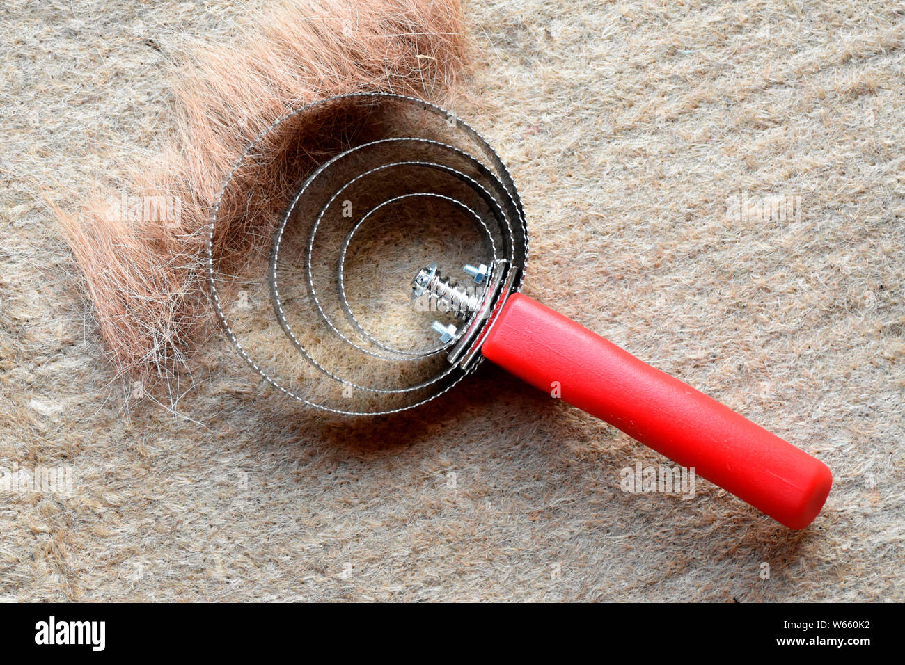 Horse grooming equipment, shedding, metal curry comb, Fitch curry comb