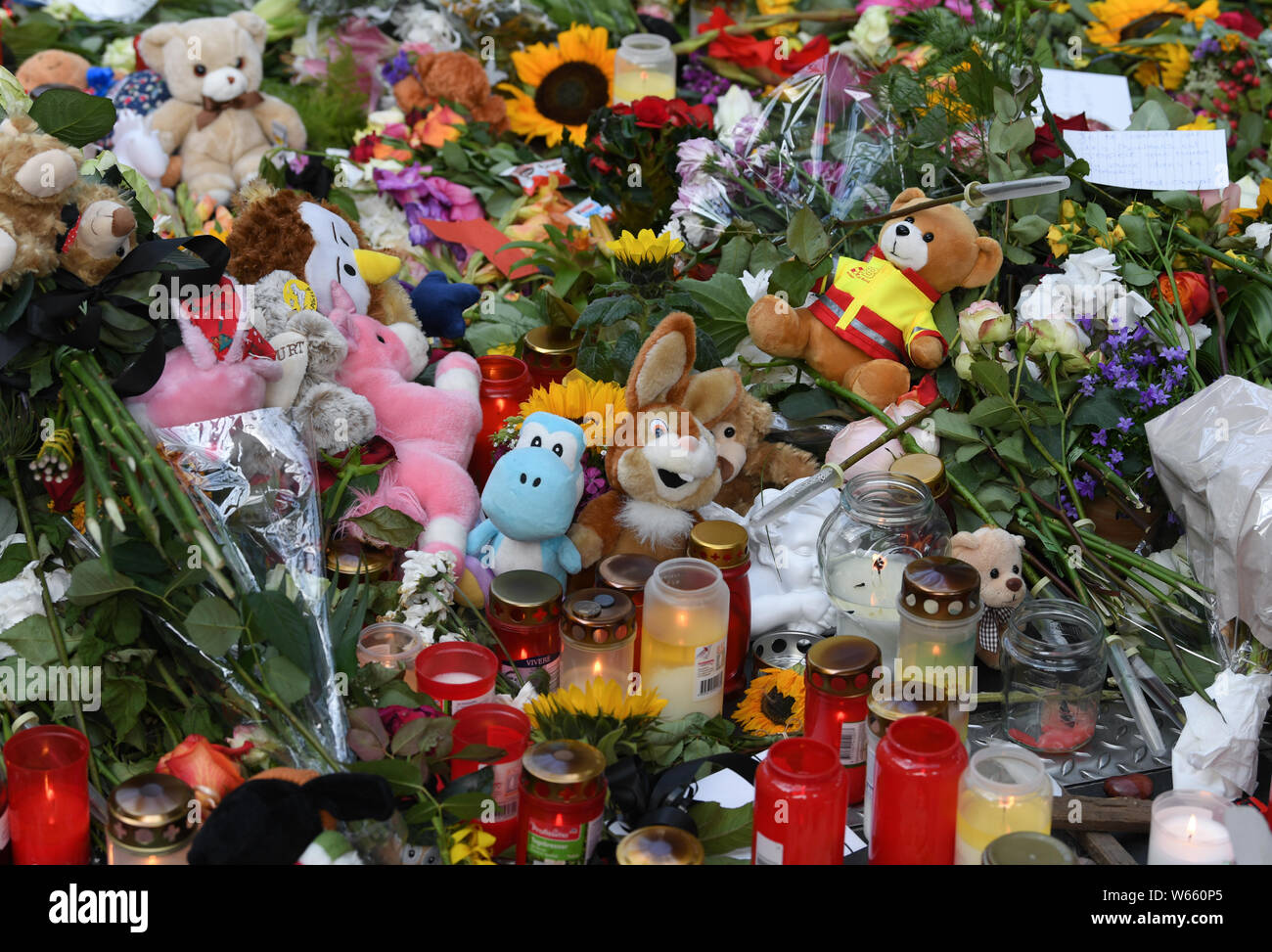 31 July 2019, Hessen, Frankfurt/Main: A sea of flowers, cuddly toys and condolences has formed on track 7 of the main station. An eight-year-old boy was pushed and killed here on 29 July by a man in front of an ICE train. Photo: Arne Dedert/dpa Stock Photo