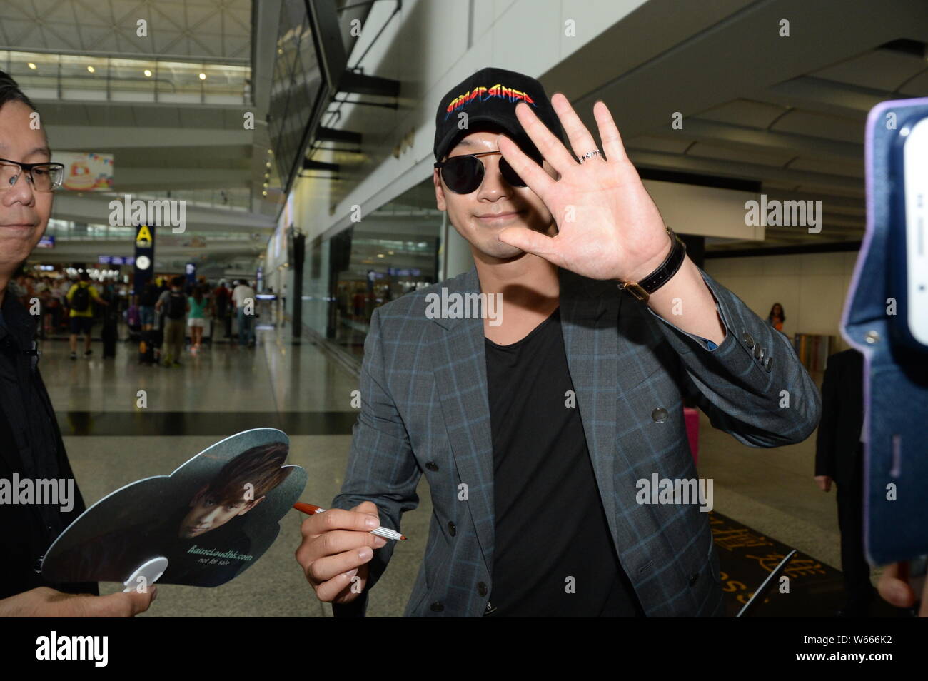 South Korean singer-songwriter and actor Jung Ji-hoon, better known by his  stage name Rain, center, is mobbed by crowds of fans as he arrives at the H  Stock Photo - Alamy